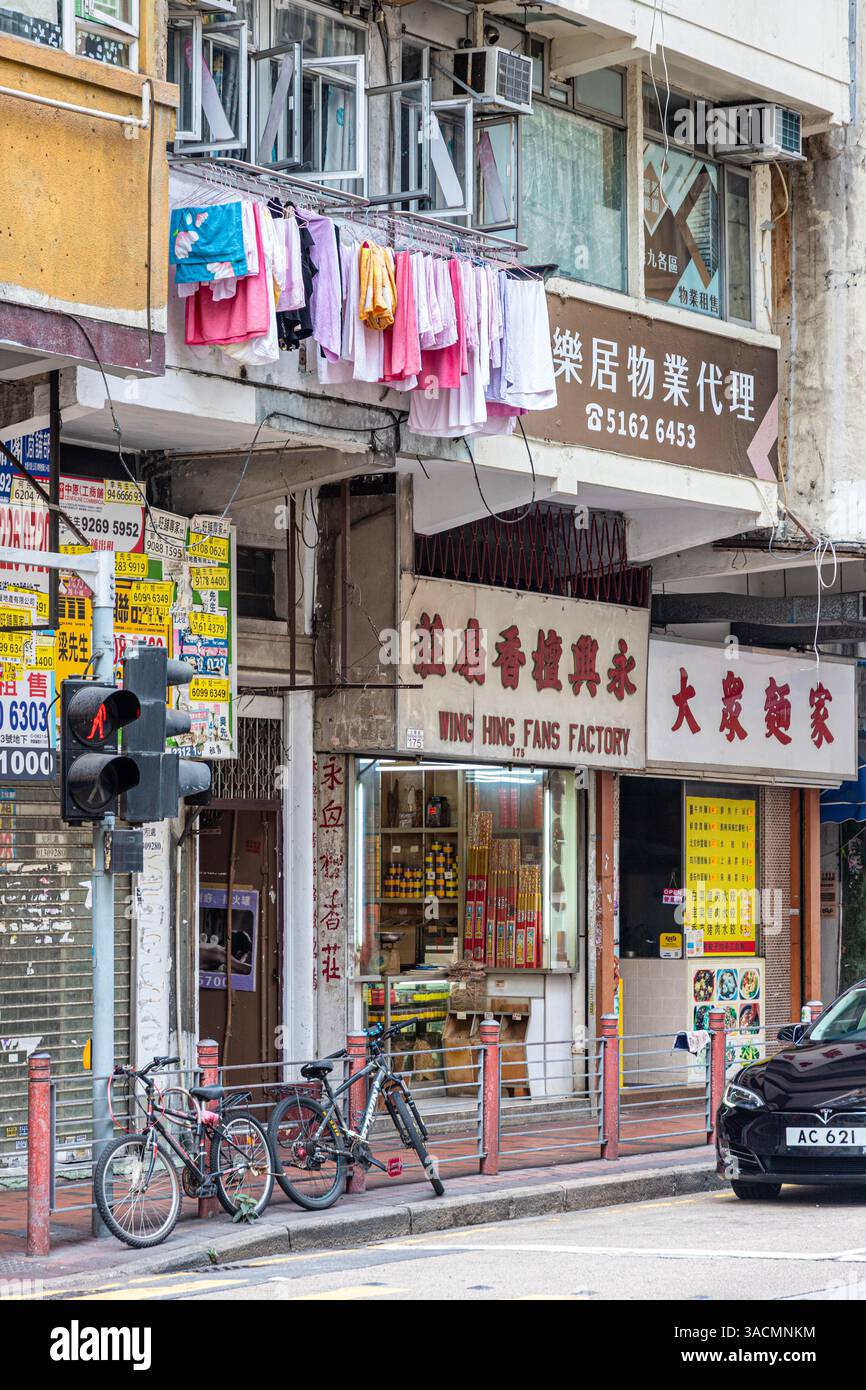 Lavaggio appeso all'asciugatura, Shanghai Sreet, Kowloon, Hong Kong, Cina Foto Stock