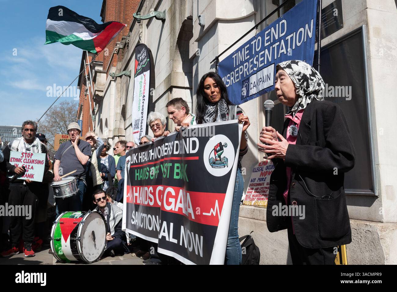 Londra, Regno Unito. 4 aprile 2025. Sostenitori del Dr Swee Chai Ang, chirurgo ortopedico e membro fondatore di Medical Aid for Palestinians, raduno fuori dal quartier generale di Londra della British Medical Association (BMA) a seguito del BMA che ha ritirato un invito per lei a parlare all'annuale Medical Students Conference. Swee Chai, 76 anni, è sopravvissuta al massacro di Sabra-Shatila nel 1982 durante l'invasione israeliana del Libano e in seguito ha fondato Medical Aid for Palestinians, dove da allora si è offerta volontaria. Ha accusato la BMA di "chiudere” la libertà di parola. Crediti: Ron Fassbender/Alamy Live News Foto Stock