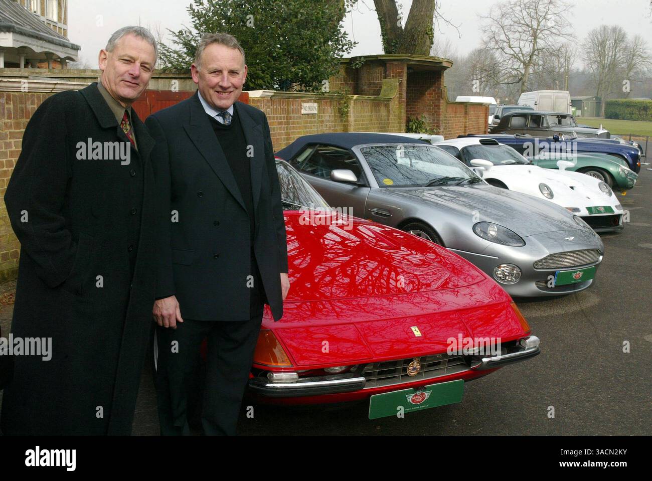 Da L a R): David Grace (GBR) e il fondatore di Marque Park Michael Scott (GBR)..Marque Park Launch, Henley, Londra, Inghilterra, 6 febbraio 2003..IMMAGINE DIGITALE (Credit Image: ©Sutton Motorsports/ZUMA Press) Foto Stock