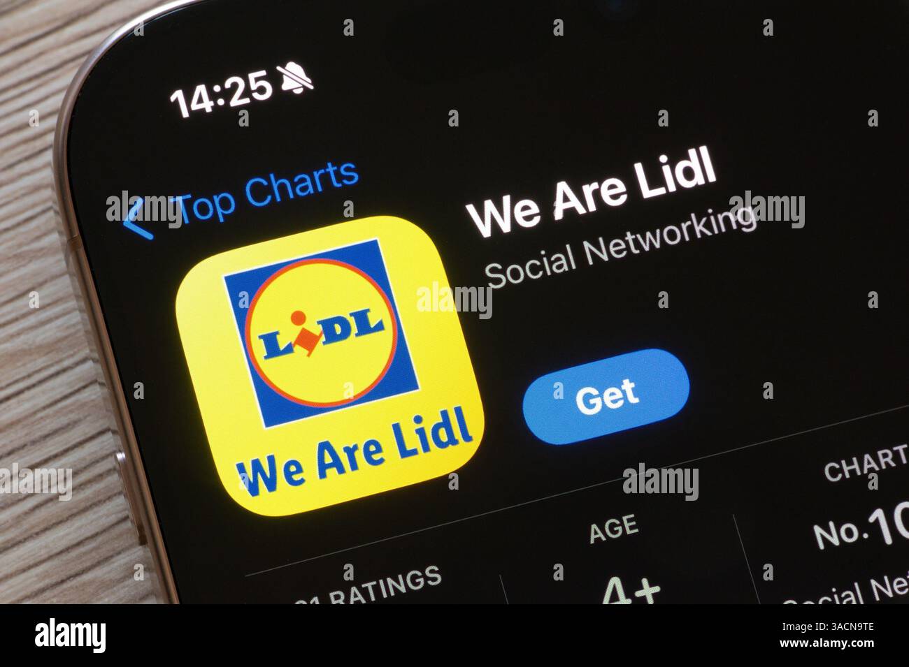 OSTRAVA, CECHIA - 23 NOVEMBRE 2024: Apple App Store con app mobile We Are Lidl verrà installato su dispositivo iOS Foto Stock