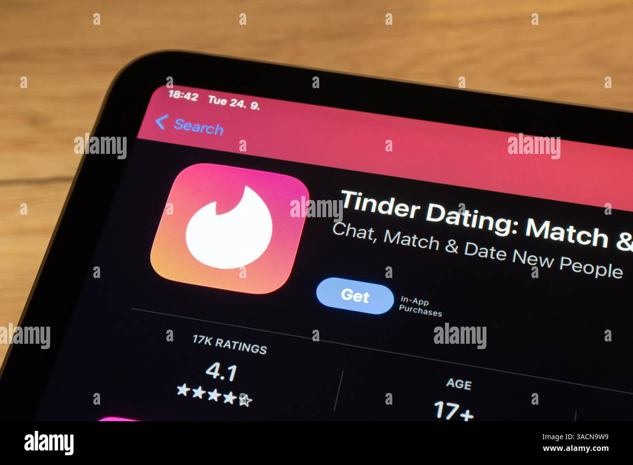 OSTRAVA, CZECHIA - 24 SETTEMBRE 2024: Apple App Store con Tinder Dating mobile application da installare Foto Stock