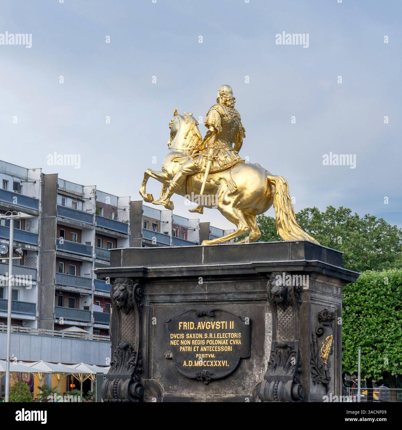 Statua equestre d'oro di Augusto il forte a Dresda con l'iscrizione: Federico Augusto i Duca di Sassonia, Elettore e Arch Maresciallo del Sacro Romano Impero, Re di Polonia. Agosto II Foto Stock