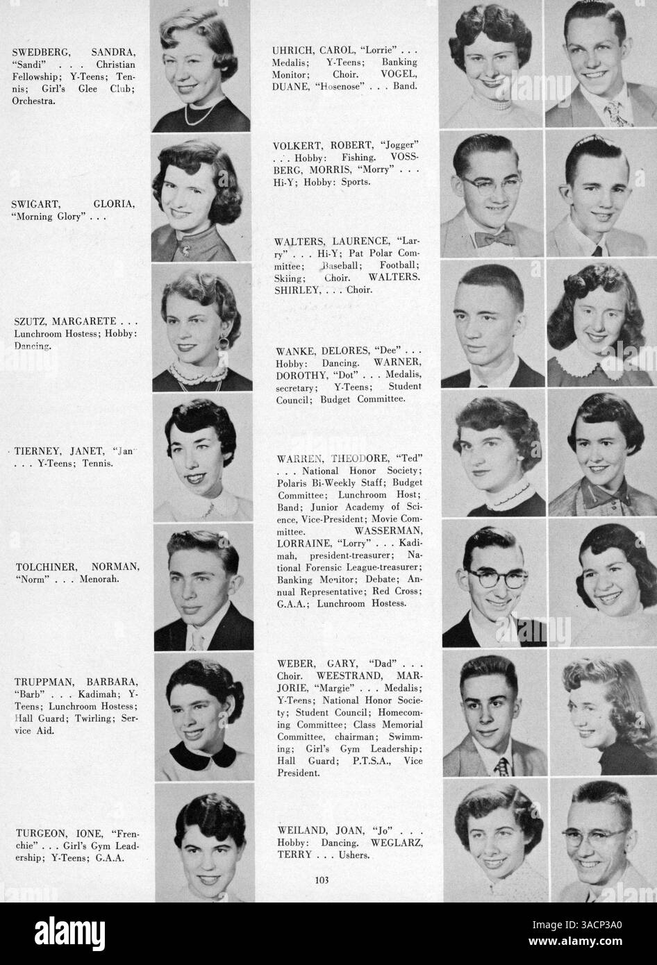 Questo annuario Polaris del 1954 della North High School cattura i momenti chiave dell'anno scolastico 1953-1954, tra cui atletica leggera, club, risultati degli studenti e il contributo degli studenti afroamericani alla comunità diversificata della scuola. Foto Stock