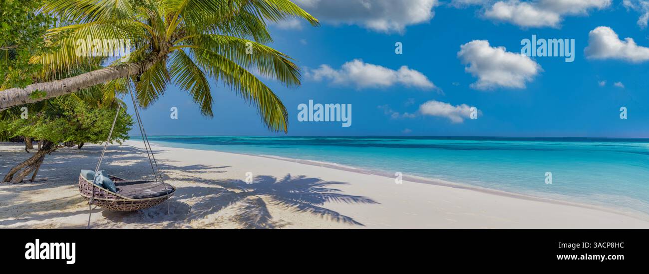 Spiaggia tropicale panoramica, altalena di palme, spiaggia soleggiata, dolce brezza dell'oceano, foglie di palme cristalline, calde vibrazioni estive perfette per una vacanza rilassante Foto Stock