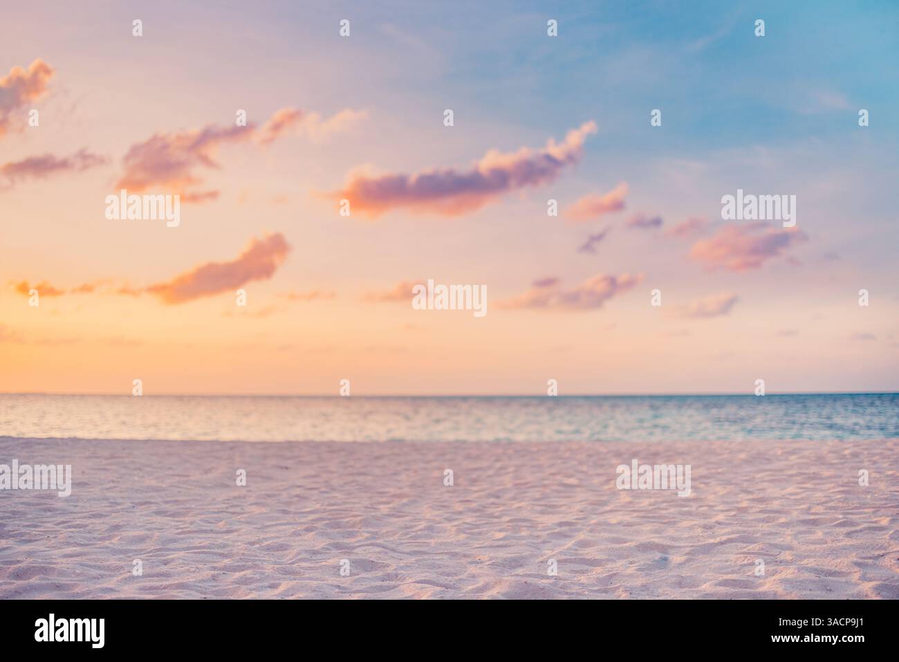 Spiaggia tropicale al tramonto, cieli vibranti che si riflettono sulla sabbia di acqua calma, onde dolci spruzzano la riva, atmosfera serena sotto il cielo colorato, mare tranquillo Foto Stock