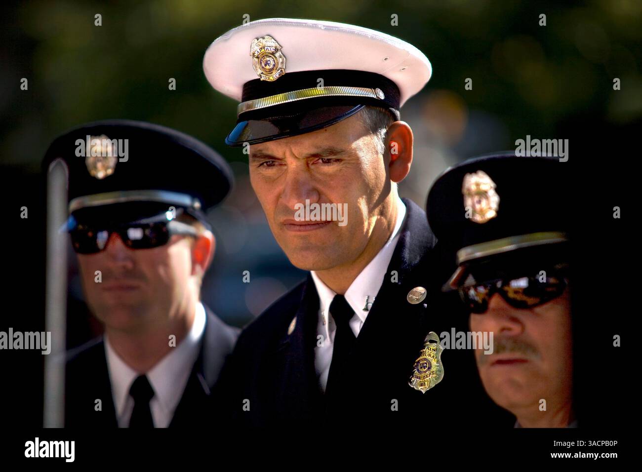 18 ottobre 2007 - Ventura, California, Stati Uniti - i vigili del fuoco della contea di Ventura si riuniscono per ricordare coloro che sono caduti in servizio al Government Center giovedì. I nomi di 35 vigili del fuoco caduti sono stati letti durante la cerimonia e saranno iscritti permanentemente sul Memoriale. (Immagine di credito: © Afton Almaraz/ZUMA Press) Foto Stock