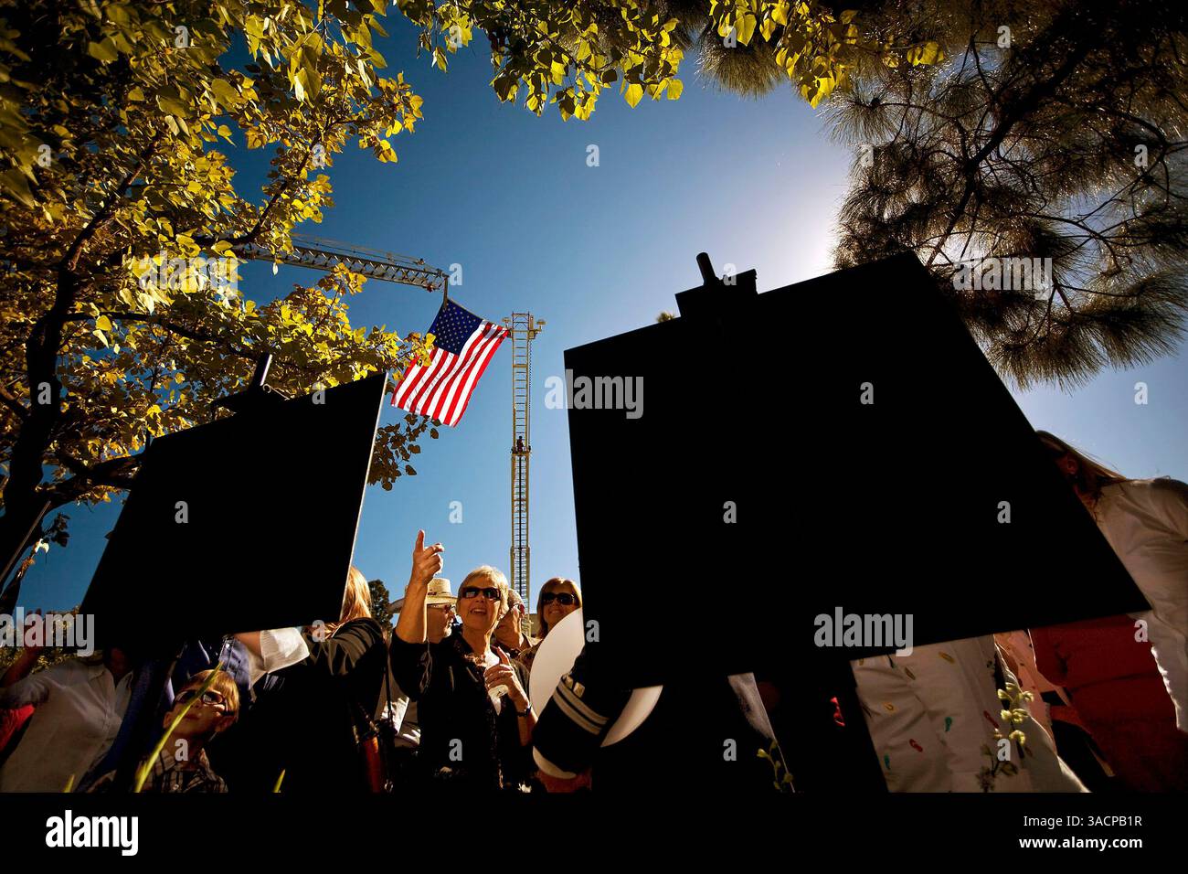 18 ottobre 2007 - Ventura, California, Stati Uniti - folle di persone si riuniscono per vedere i 35 nomi e le foto dei vigili del fuoco caduti al Fallen Firefighter Memorial presso il Government Center di giovedì. La lista risale al 1944, inclusi due vigili del fuoco della contea di Ventura che sono morti dall'ultimo Memorial. Tutti i 35 nomi saranno iscritti in modo permanente sul Memoriale. (Immagine di credito: © Afton Almaraz/ZUMA Press) Foto Stock