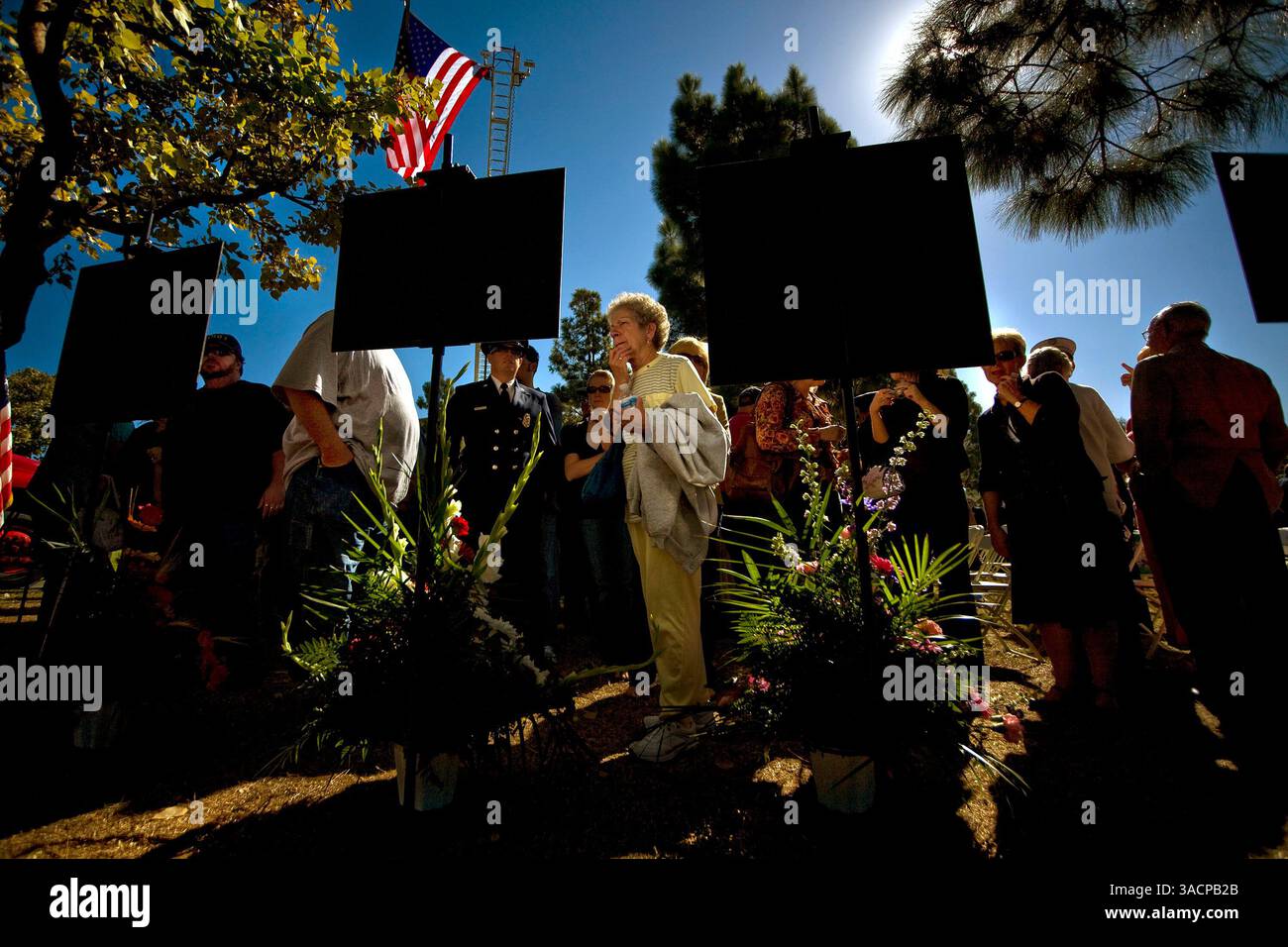 18 ottobre 2007 - Ventura, California, Stati Uniti - folle di persone si riuniscono per vedere i 35 nomi e le foto dei vigili del fuoco caduti al Fallen Firefighter Memorial presso il Government Center di giovedì. La lista risale al 1944, inclusi due vigili del fuoco della contea di Ventura che sono morti dall'ultimo Memorial. Tutti i 35 nomi saranno iscritti in modo permanente sul Memoriale. (Immagine di credito: © Afton Almaraz/ZUMA Press) Foto Stock