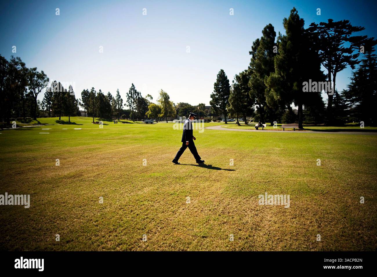 18 ottobre 2007 - Ventura, California, Stati Uniti - Un vigile del fuoco della contea di Ventura lascia il Fallen Firefighters Memorial presso il Government Center dopo aver reso omaggio a coloro che sono morti durante il servizio e i 35 nomi sono stati letti giovedì. (Immagine di credito: © Afton Almaraz/ZUMA Press) Foto Stock