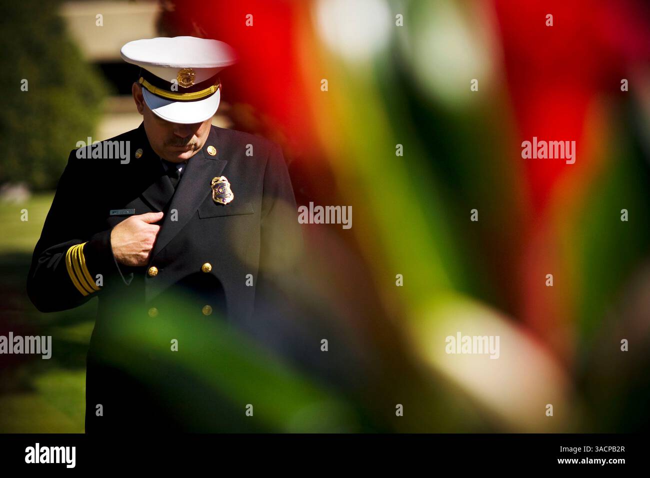 18 ottobre 2007 - Ventura, California, Stati Uniti - MIKE LAPLANT, capo divisione del dipartimento dei vigili del fuoco della contea di Ventura, si prende un momento per ricordare i vigili del fuoco caduti durante un servizio commemorativo presso il Government Center di Ventura. I vigili del fuoco di tutte le agenzie dei vigili del fuoco della contea di Ventura si riunirono presso il Ventura County Government Center per rendere omaggio ai loro colleghi vigili del fuoco caduti in servizio. (Immagine di credito: © Afton Almaraz/ZUMA Press) Foto Stock