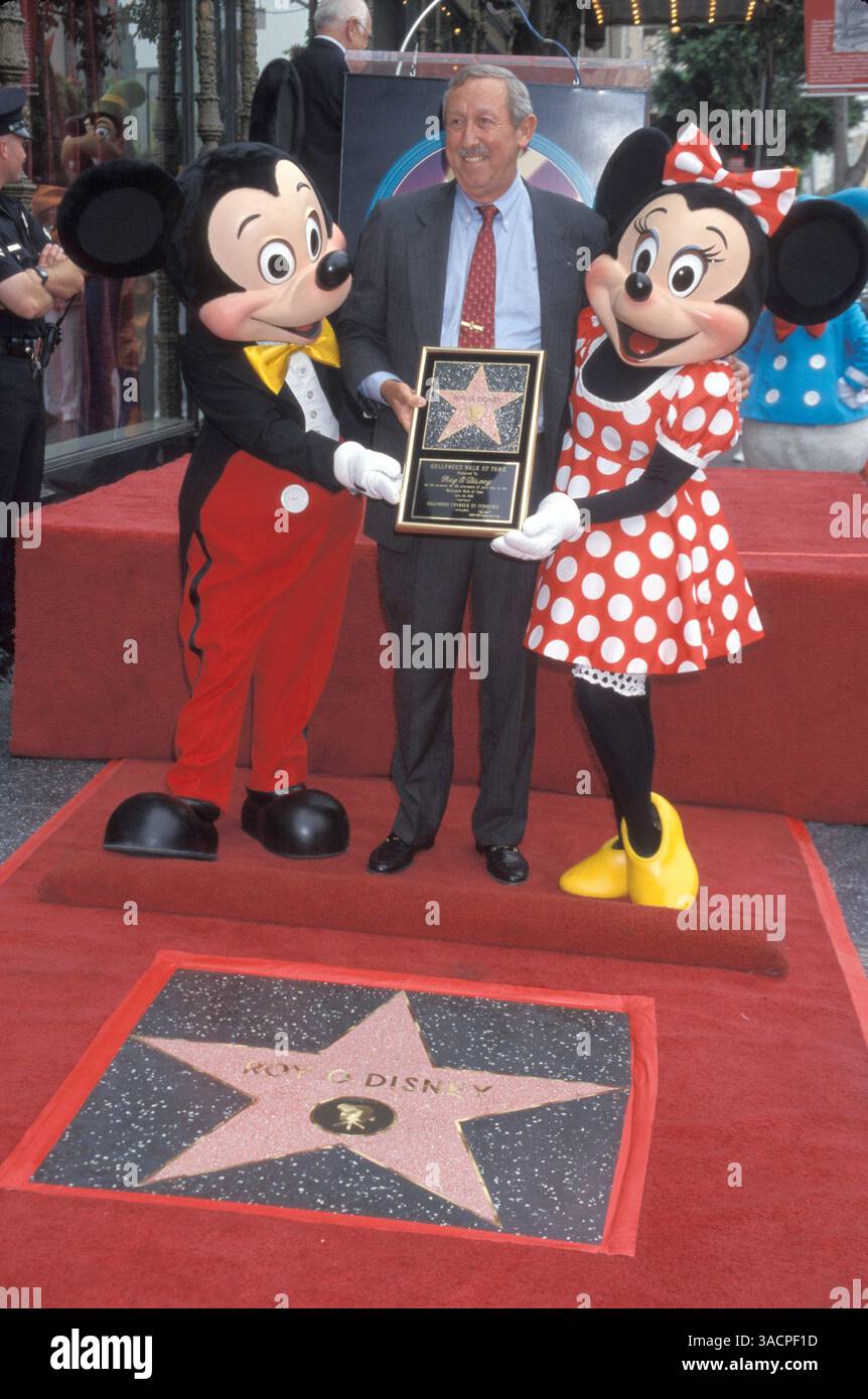 24 luglio 1998 - Hollywood, California, USA - dirigente senior di lunga data della Walt Disney Company ROY EDWARD DISNEY (nato il 10 gennaio 1930) con Topolino e Minnie al Roy O. Disney Star Hollywood Walk of Fame. (Immagine di credito: © Kathy Hutchins/ZUMA Press) Foto Stock