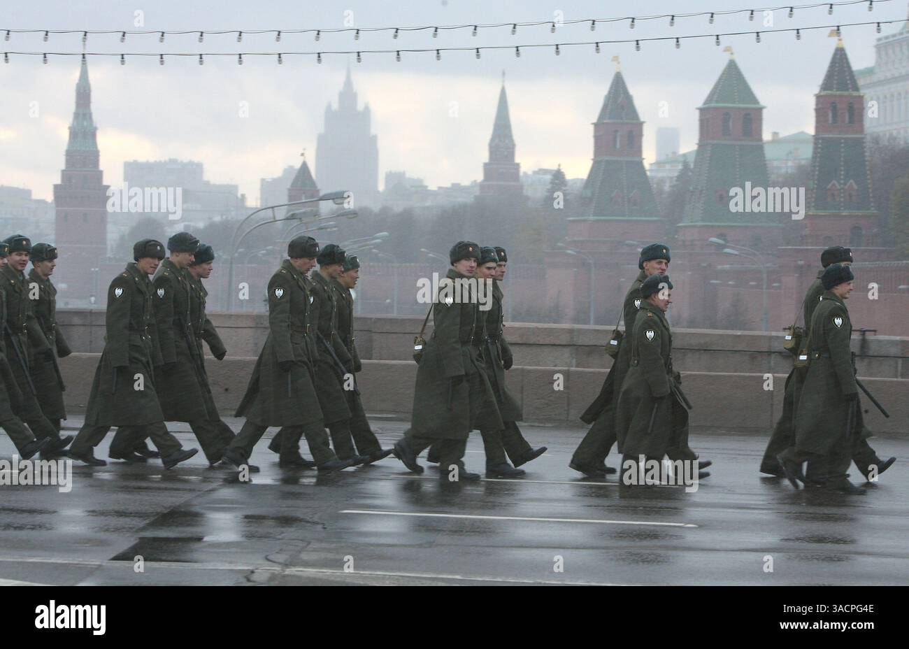 4 novembre 2007 - Mosca, Russia - marcia russa nel centro di Mosca nel giorno dell'unità Nazionale della Russia. Nella foto : soldati dell'esercito russo che sono assegnati a mantenere l'ordine durante la marcia russa. (Immagine di credito: © PhotoXpress/ZUMA Press) RESTRIZIONI: SOLO DIRITTI del Nord e del Sud America! Foto Stock