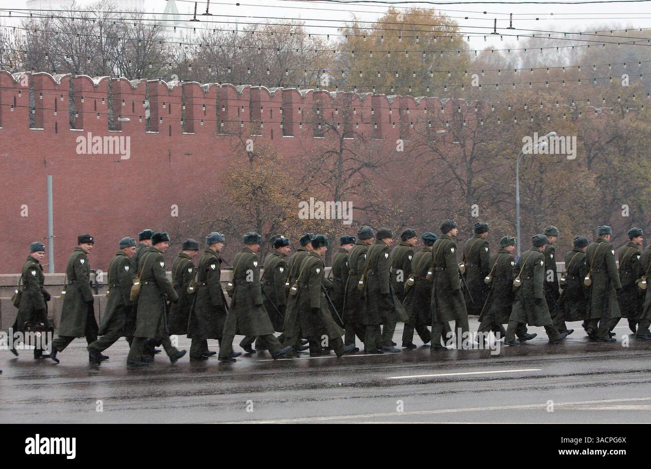 4 novembre 2007 - Mosca, Russia - marcia russa nel centro di Mosca nel giorno dell'unità Nazionale della Russia. Nella foto : soldati dell'esercito russo che sono assegnati a mantenere l'ordine durante la marcia russa. (Immagine di credito: © PhotoXpress/ZUMA Press) RESTRIZIONI: SOLO DIRITTI del Nord e del Sud America! Foto Stock