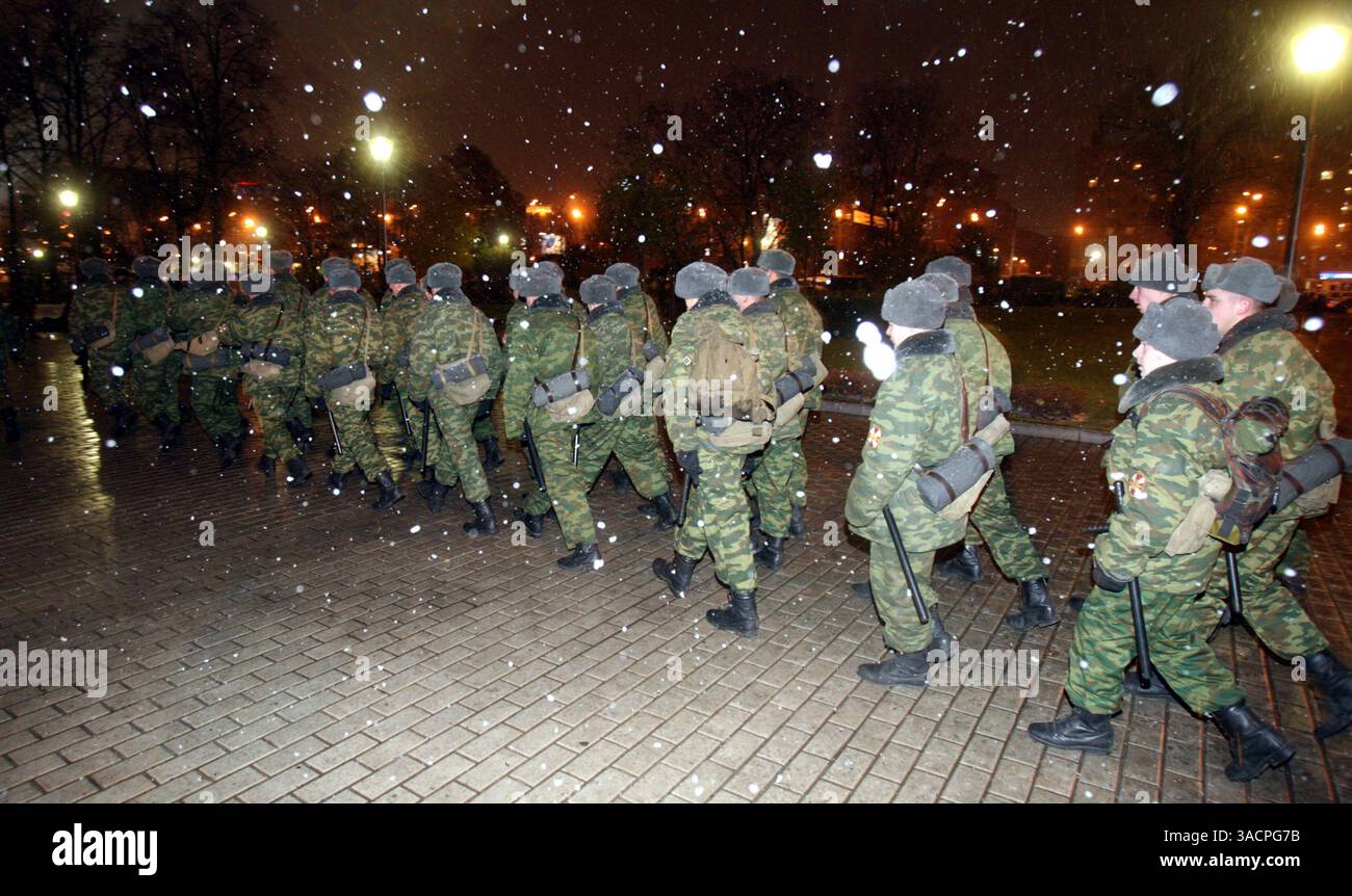4 novembre 2007 - Mosca, Russia - marcia russa nel centro di Mosca nel giorno dell'unità Nazionale della Russia. Nella foto : soldati dell'esercito russo che sono assegnati a mantenere l'ordine durante la marcia russa. (Immagine di credito: © PhotoXpress/ZUMA Press) RESTRIZIONI: SOLO DIRITTI del Nord e del Sud America! Foto Stock