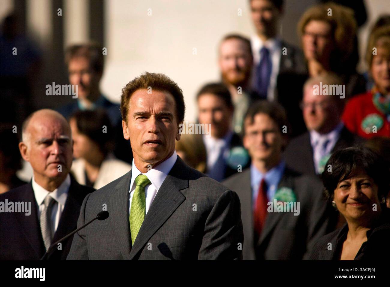8 novembre 2007 - Sacramento, California, USA - il governatore ARNOLD SCHWARZENEGGER ha annunciato che la California ha intentato una causa contro l'Agenzia per la protezione ambientale degli Stati Uniti (EPA) per non aver agito sulla richiesta di rinuncia alle emissioni allo scarico della California durante il discorso dell'EPA tenuto a Sacr. California, l'8 novembre 2007. (Immagine di credito: © Afton Almaraz/ZUMA Press) Foto Stock