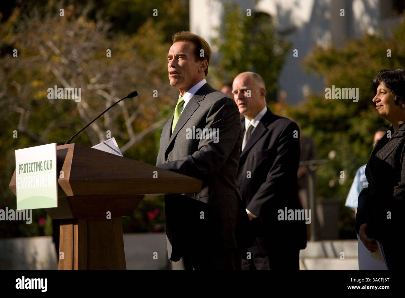 8 novembre 2007 - Sacramento, California, USA - il governatore ARNOLD SCHWARZENEGGER, lungo il lato (a destra) MARY NICHOLS della scheda di controllo della qualità dell'aria e (a sinistra) il procuratore generale JERRY BROWN, ha annunciato che la California ha intentato una causa contro l'Agenzia per la protezione ambientale degli Stati Uniti (EPA) per non aver agito sulla richiesta di rinuncia alle emissioni dallo scarico della California durante il discorso dell'EPA tenuto a Sacr. California, l'8 novembre 2007. (Immagine di credito: © Afton Almaraz/ZUMA Press) Foto Stock