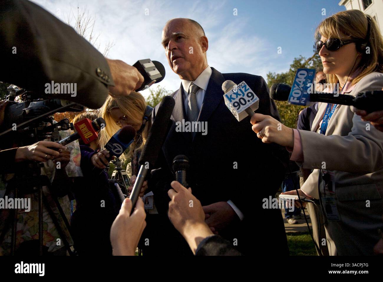 8 novembre 2007 - Sacramento, California, Stati Uniti - il procuratore generale JERRY BROWN risponde alle domande dopo il governo della California Arnold Schwarzennegger ha annunciato che la California ha intentato una causa contro l'Agenzia per la protezione ambientale degli Stati Uniti (EPA) per non aver agito sulla richiesta di rinuncia alle emissioni dallo scarico della California (immagine di credito: © Afton Almaraz/ZUMA Press) Foto Stock