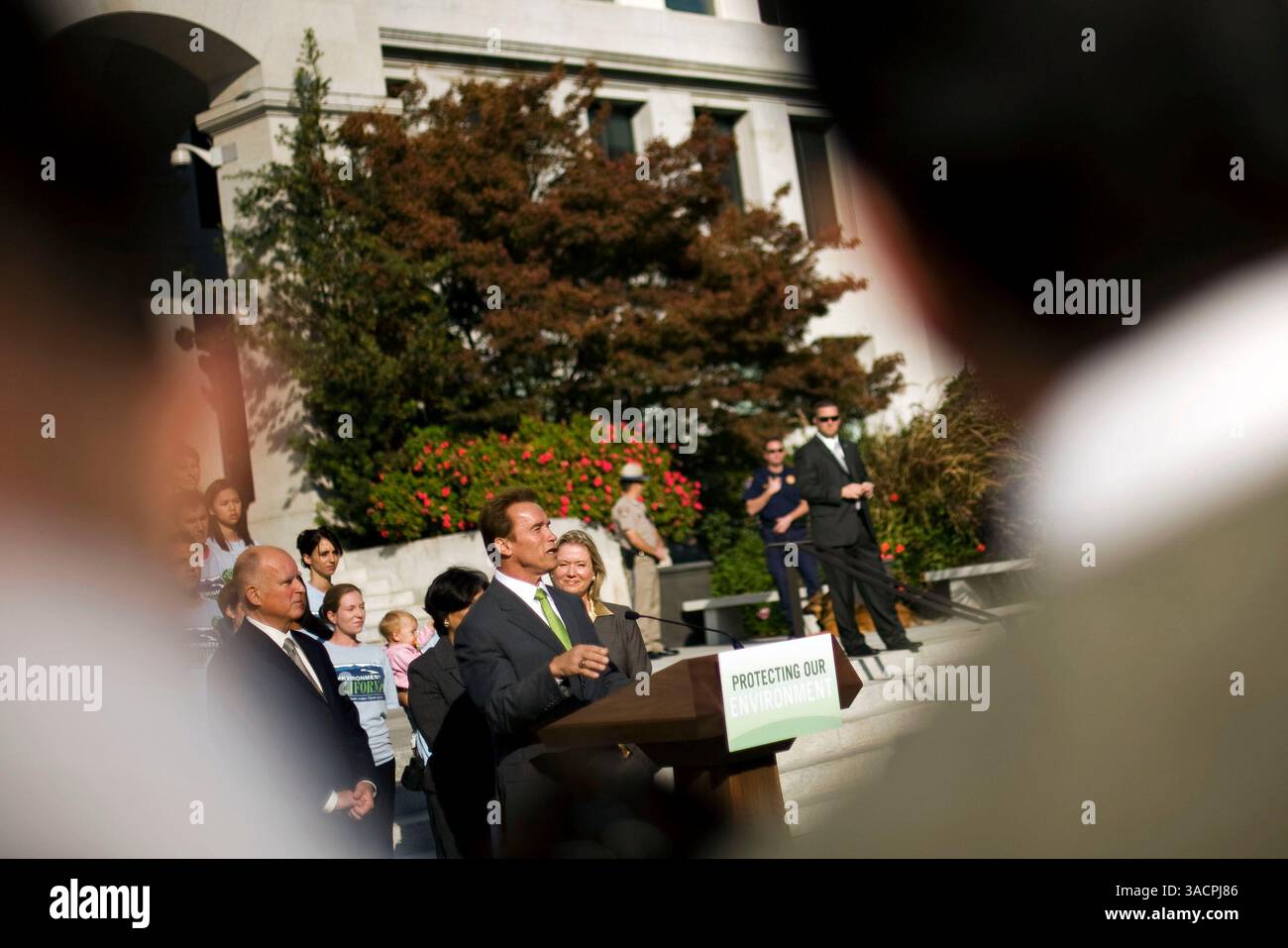 8 novembre 2007 - Sacramento, California, USA - il governatore ARNOLD SCHWARZENEGGER ha annunciato che la California ha intentato una causa contro l'Agenzia per la protezione ambientale degli Stati Uniti (EPA) per non aver agito sulla richiesta di rinuncia alle emissioni allo scarico della California durante il discorso dell'EPA tenuto a Sacr. California, l'8 novembre 2007. (Immagine di credito: © Afton Almaraz/ZUMA Press) Foto Stock