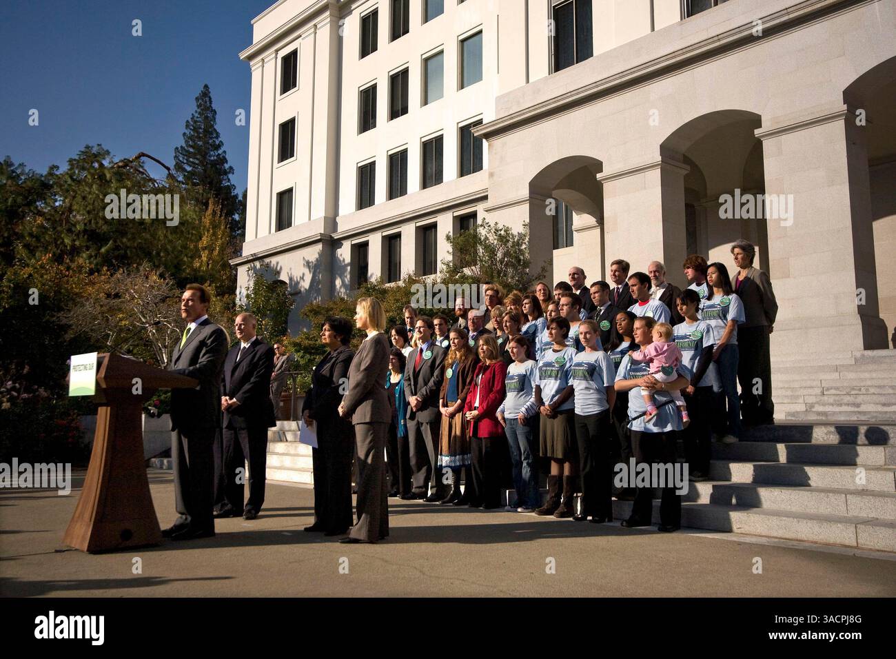 8 novembre 2007 - Sacramento, California, Stati Uniti - il governatore ARNOLD SCHWARZENEGGER, lungo il lato (da destra) LINDA ADAMS, MARY NICHOLS del comitato di controllo della qualità dell'aria e il procuratore generale JERRY BROWN, hanno annunciato che la California ha intentato una causa contro l'Agenzia per la protezione ambientale degli Stati Uniti (EPA) per non aver agito sulla richiesta di rinuncia alle emissioni dallo scarico della California durante il discorso dell'EPA tenuto a Sacr. California, l'8 novembre 2007. (Immagine di credito: © Afton Almaraz/ZUMA Press) Foto Stock