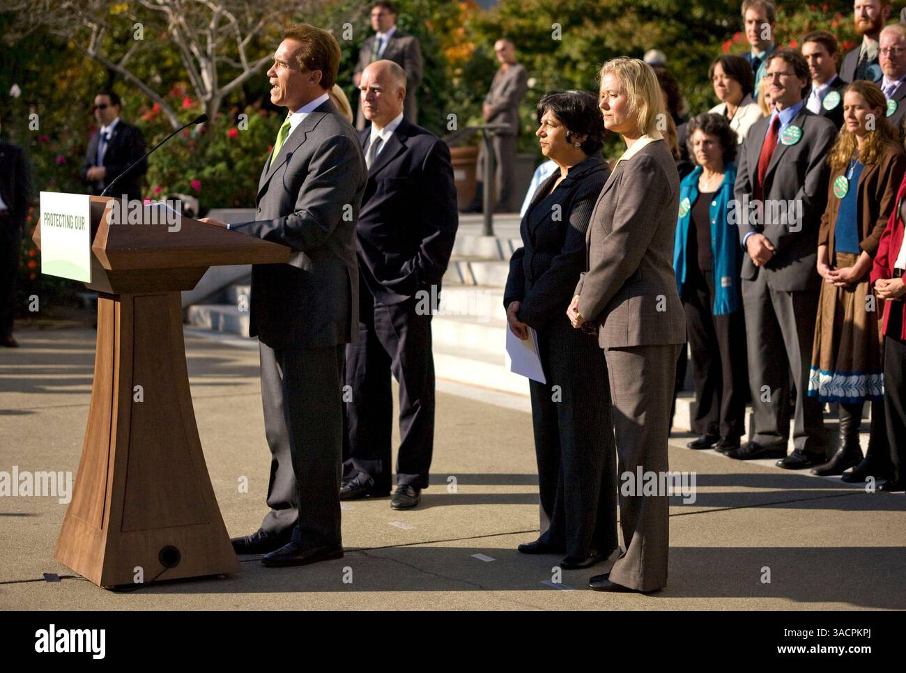 8 novembre 2007 - Sacramento, California, Stati Uniti - il governatore ARNOLD SCHWARZENEGGER, lungo il lato (da destra) LINDA ADAMS, MARY NICHOLS del comitato di controllo della qualità dell'aria e il procuratore generale JERRY BROWN, hanno annunciato che la California ha intentato una causa contro l'Agenzia per la protezione ambientale degli Stati Uniti (EPA) per non aver agito sulla richiesta di rinuncia alle emissioni dallo scarico della California durante il discorso dell'EPA tenuto a Sacr. California, l'8 novembre 2007. (Immagine di credito: © Afton Almaraz/ZUMA Press) Foto Stock
