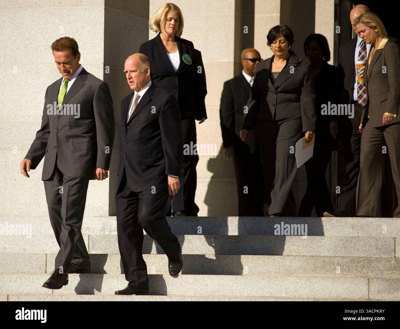 8 novembre 2007 - Sacramento, California, USA - il governatore ARNOLD SCHWARZENEGGER e il procuratore generale JERRY BROWN scendono i gradini del Campidoglio in preparazione del discorso dell'EPA. Il Governatore ha annunciato che la California ha intentato una causa contro l'Agenzia per la protezione ambientale degli Stati Uniti (EPA) per non aver agito sulla richiesta di rinuncia alle emissioni dallo scarico della California. (Immagine di credito: © Afton Almaraz/ZUMA Press) Foto Stock