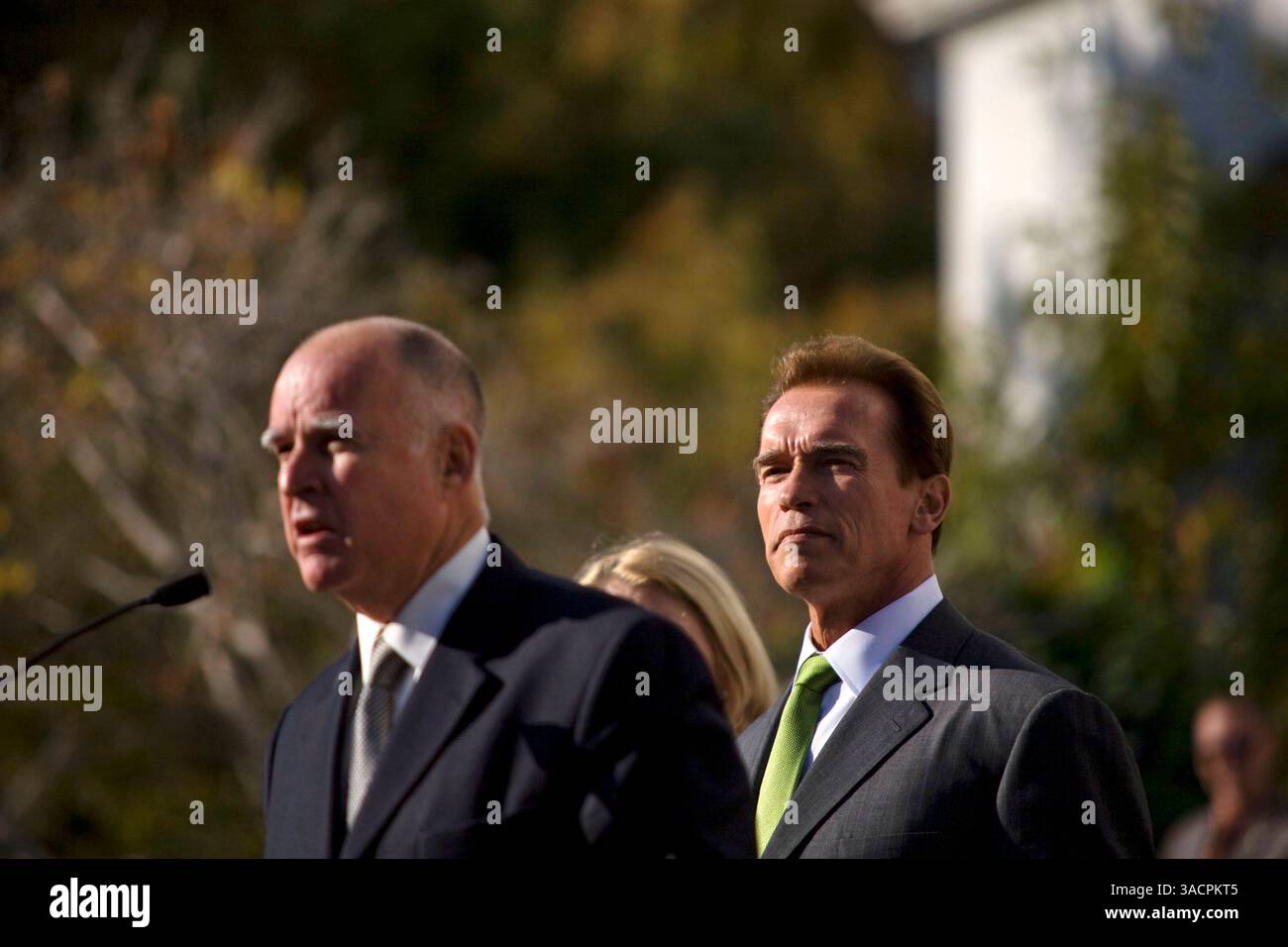 8 novembre 2007 - Sacramento, California, USA - il governatore ARNOLD SCHWARZENEGGER ascolta a sostegno del procuratore generale JERRY BROWN, annunciando che la California ha intentato una causa contro l'Agenzia per la protezione ambientale degli Stati Uniti (EPA) per non aver agito sulla richiesta di rinuncia alle emissioni dallo scarico della California durante il discorso dell'EPA che è stato tenuto a Sacr. California, l'8 novembre 2007. (Immagine di credito: © Afton Almaraz/ZUMA Press) Foto Stock