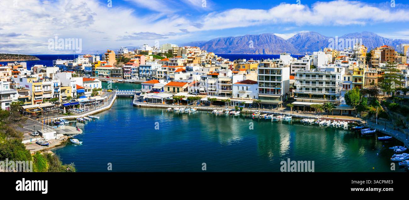 Grecia. viaggiare. Uno dei luoghi più panoramici dell'isola di Creta - la splendida e colorata città di Agios Nikolaos. popolare località turistica e destinazione Foto Stock