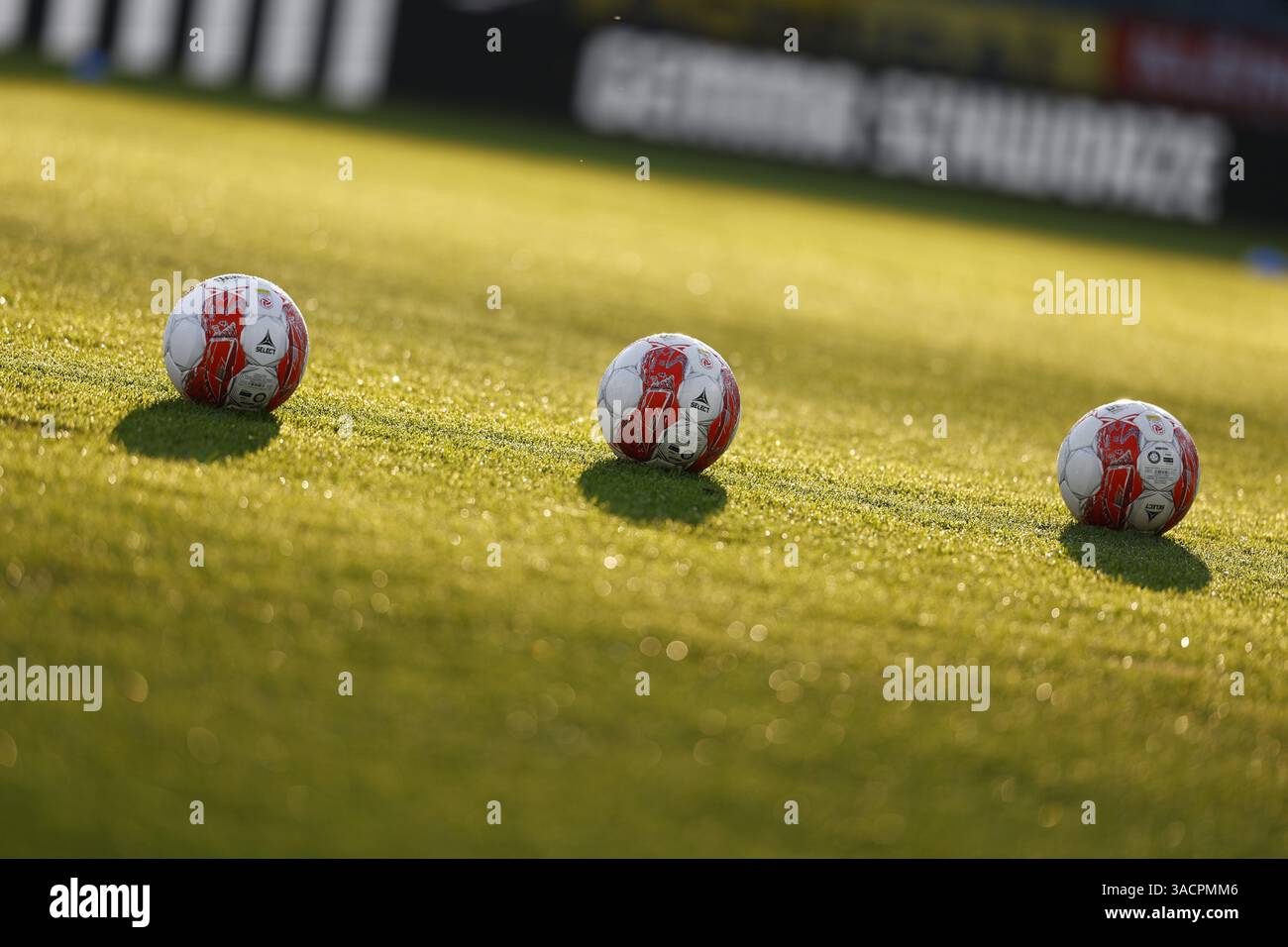 ABD0180 20250404 - GRAZ - Österreich: THEMENBILD Illustration zu den Themen 'SPORT/FUSSBALL/MANNSCHAFTSPORT'. Drei Fußbälle liegen auf dem Rasen aufgenommen am Freitag, 04. Aprile 2025, a Graz. - FOTO: APA/ERWIN SCHERIAU - 20250404 PD7580 credito: APA-PictureDesk/Alamy Live News Foto Stock