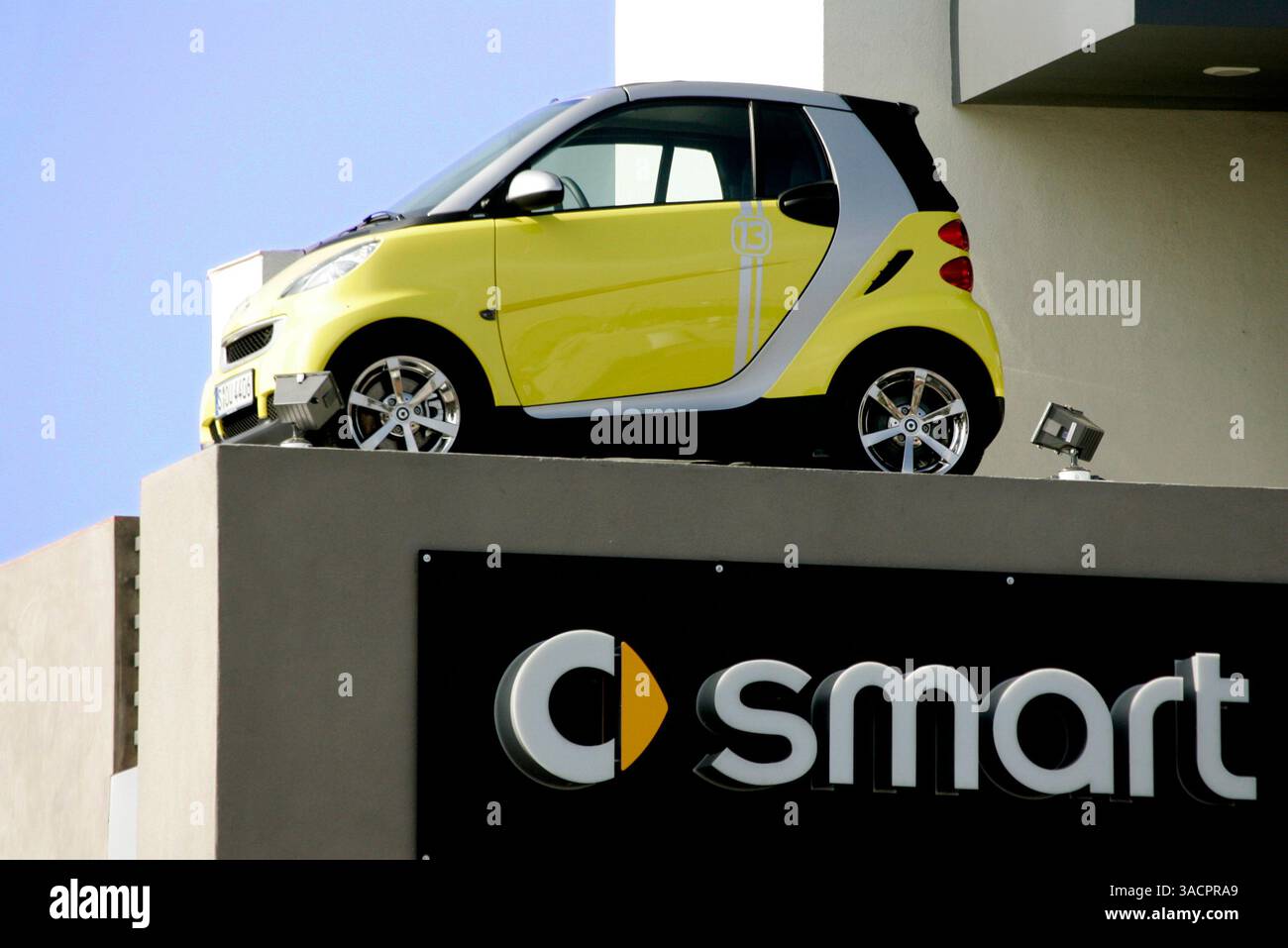 12 novembre 2007 Venice Beach, CA, USA - Smart Car ha aperto il suo primo showroom negli Stati Uniti, che sta chiamando Smart House, su Abbot Kinney a Venezia. Gli acquirenti possono fare una prova su strada e dare un'occhiata a quattro Smart Fortwos in mostra nel monolocale ristrutturato di cui uno parcheggiato sul tetto. L'auto è prodotta da una divisione della Daimler, il gigante tedesco della casa automobilistica. Immagine di credito: © Jonathan Alcorn/ZUMA Press. © Copyright 2007 Jonathan Alcorn Foto Stock