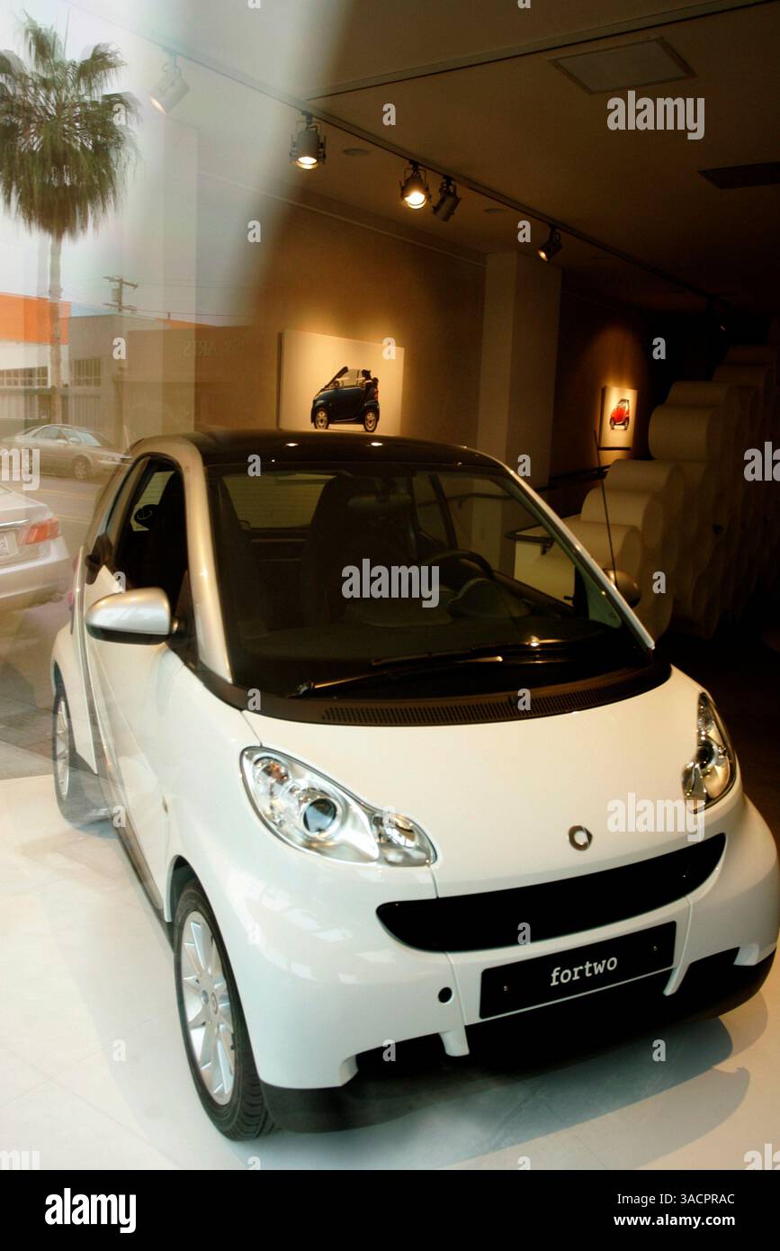 12 novembre 2007 Venice Beach, CA, USA - Smart Car ha aperto il suo primo showroom negli Stati Uniti, che sta chiamando Smart House, su Abbot Kinney a Venezia. Gli acquirenti possono fare una prova su strada e dare un'occhiata a quattro Smart Fortwos in mostra nel monolocale ristrutturato di cui uno parcheggiato sul tetto. L'auto è prodotta da una divisione della Daimler, il gigante tedesco della casa automobilistica. Immagine di credito: © Jonathan Alcorn/ZUMA Press. © Copyright 2007 Jonathan Alcorn Foto Stock