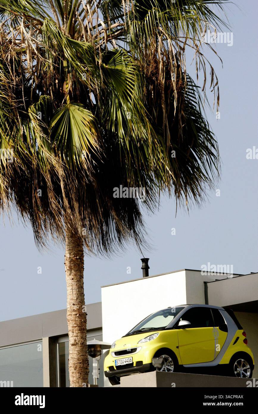 12 novembre 2007 Venice Beach, CA, USA - Smart Car ha aperto il suo primo showroom negli Stati Uniti, che sta chiamando Smart House, su Abbot Kinney a Venezia. Gli acquirenti possono fare una prova su strada e dare un'occhiata a quattro Smart Fortwos in mostra nel monolocale ristrutturato di cui uno parcheggiato sul tetto. L'auto è prodotta da una divisione della Daimler, il gigante tedesco della casa automobilistica. Immagine di credito: © Jonathan Alcorn/ZUMA Press. © Copyright 2007 Jonathan Alcorn Foto Stock