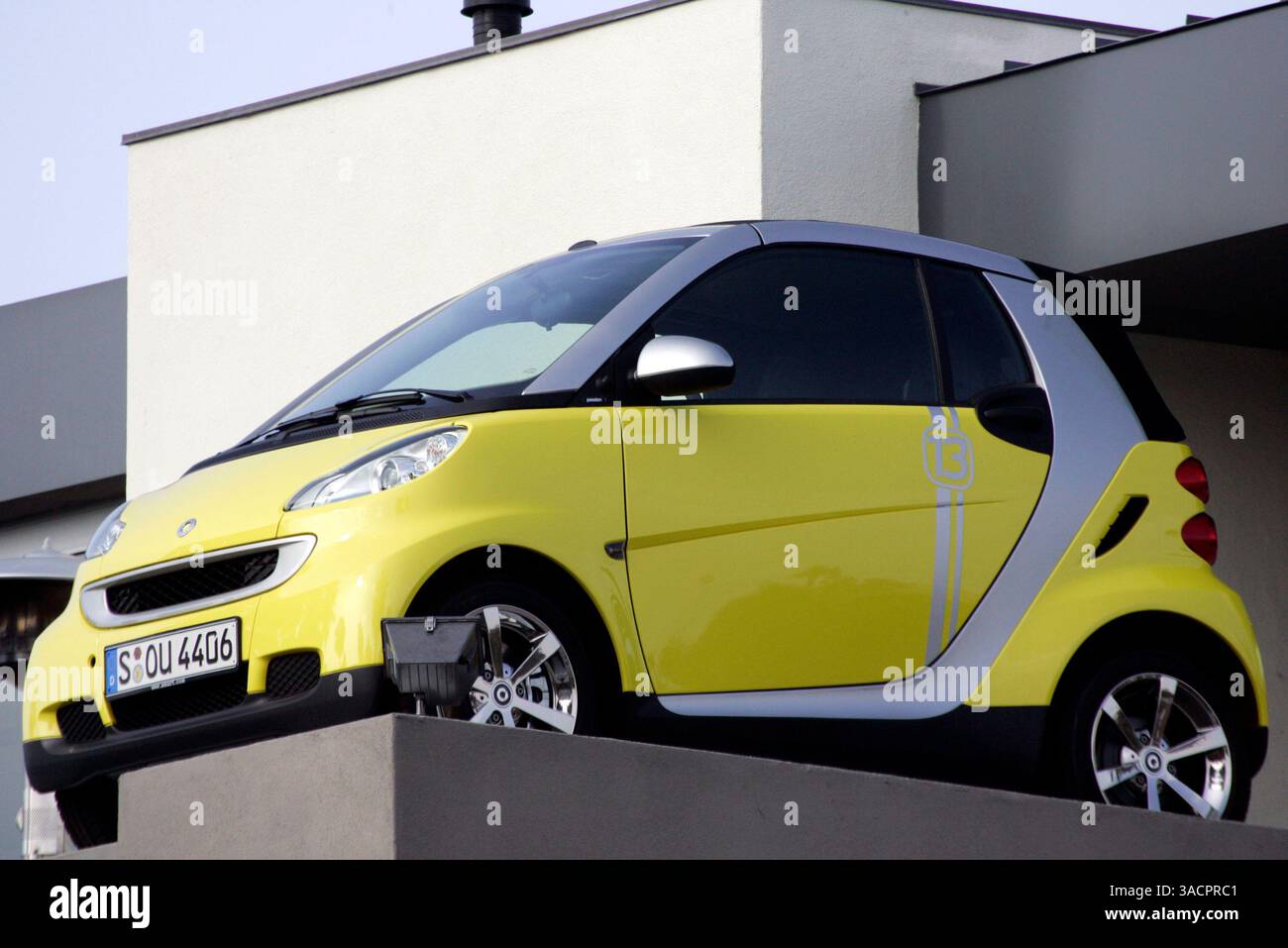 12 novembre 2007 Venice Beach, CA, USA - Smart Car ha aperto il suo primo showroom negli Stati Uniti, che sta chiamando Smart House, su Abbot Kinney a Venezia. Gli acquirenti possono fare una prova su strada e dare un'occhiata a quattro Smart Fortwos in mostra nel monolocale ristrutturato di cui uno parcheggiato sul tetto. L'auto è prodotta da una divisione della Daimler, il gigante tedesco della casa automobilistica. Immagine di credito: © Jonathan Alcorn/ZUMA Press. © Copyright 2007 Jonathan Alcorn Foto Stock