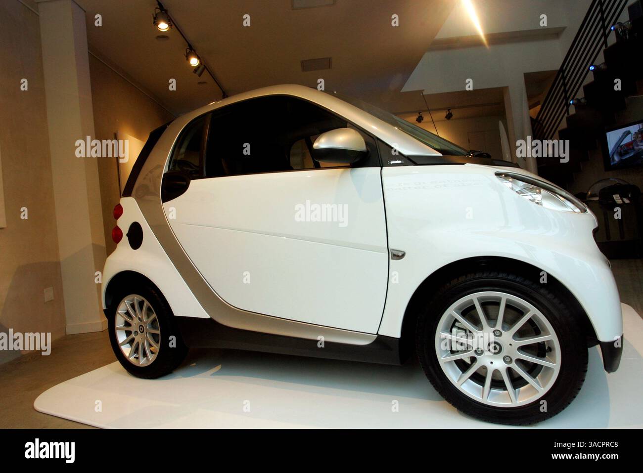 12 novembre 2007 Venice Beach, CA, USA - Smart Car ha aperto il suo primo showroom negli Stati Uniti, che sta chiamando Smart House, su Abbot Kinney a Venezia. Gli acquirenti possono fare una prova su strada e dare un'occhiata a quattro Smart Fortwos in mostra nel monolocale ristrutturato di cui uno parcheggiato sul tetto. L'auto è prodotta da una divisione della Daimler, il gigante tedesco della casa automobilistica. Immagine di credito: © Jonathan Alcorn/ZUMA Press. © Copyright 2007 Jonathan Alcorn Foto Stock
