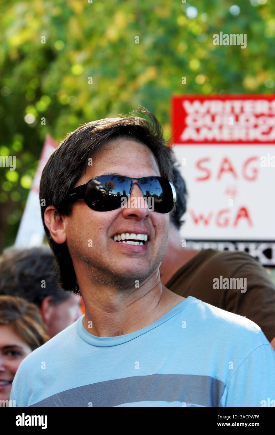 13 novembre 2007 - Universal City, California, USA - l'attore RAY ROMANO si unisce al picchetto mentre le celebrità televisive sostengono gli scrittori di WGA West al "picchettaggio con le stelle" di fronte agli Universal Studios di Universal City, California. (Immagine di credito: ? Krista Kennell/ZUMA Press) Foto Stock