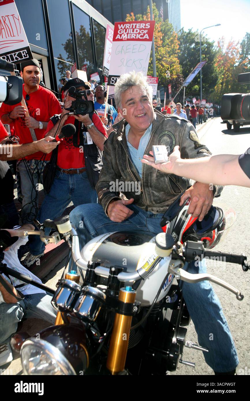 13 novembre 2007 - Universal City, CA, USA - JAY LENO si unisce alla linea dei picchetti mentre le celebrità televisive sostengono gli scrittori di WGA West al "picchettaggio con le stelle" di fronte agli Universal Studios di Universal City, California. (Immagine di credito: © Krista Kennell/ZUMA Press) Foto Stock