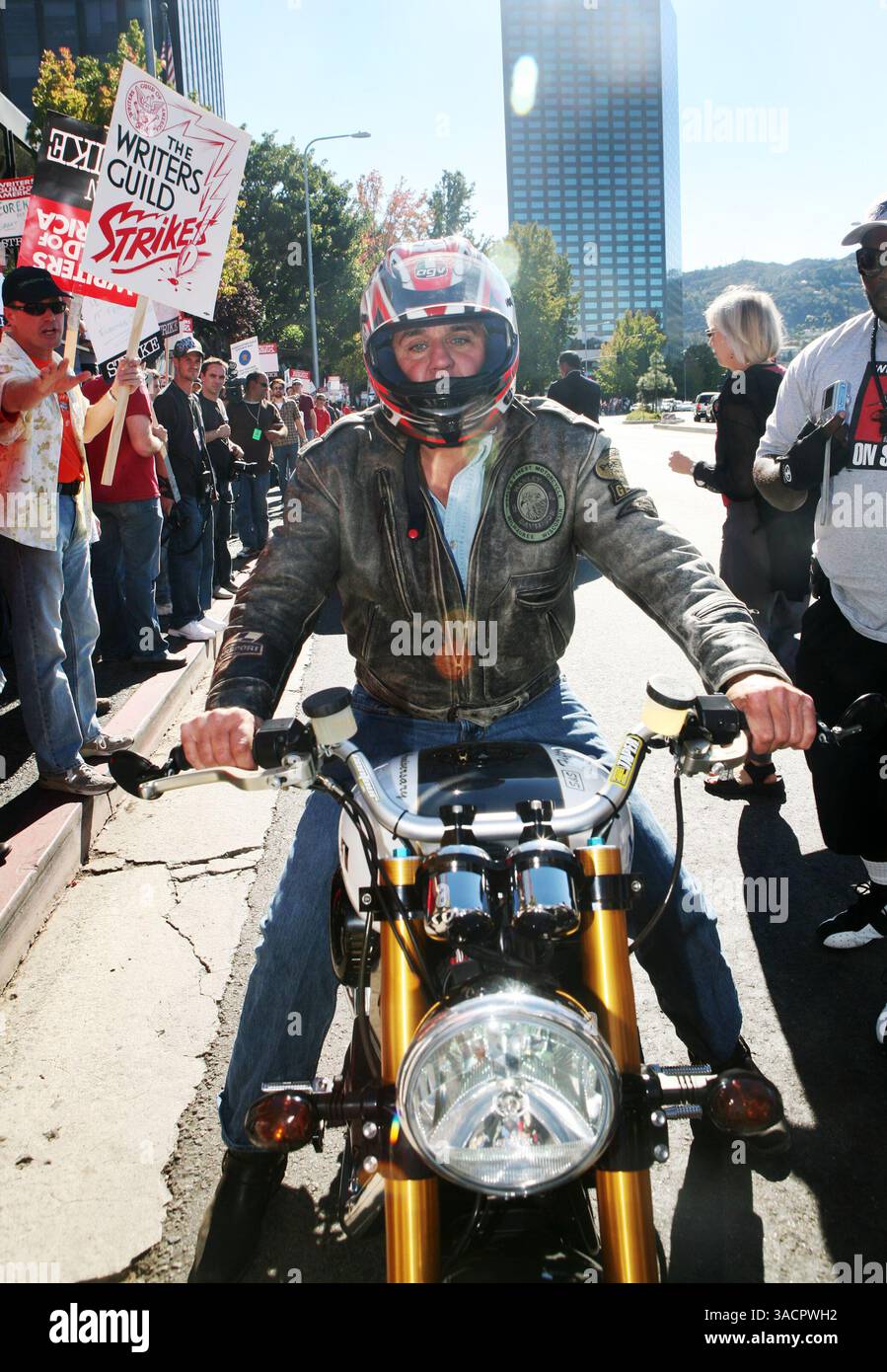 13 novembre 2007 - Universal City, California, USA - JAY LENO si unisce alla linea dei picchetti mentre le celebrità televisive sostengono gli scrittori di WGA West al "picchettaggio con le stelle" di fronte agli Universal Studios di Universal City, California. (Immagine di credito: ? Krista Kennell/ZUMA Press) Foto Stock