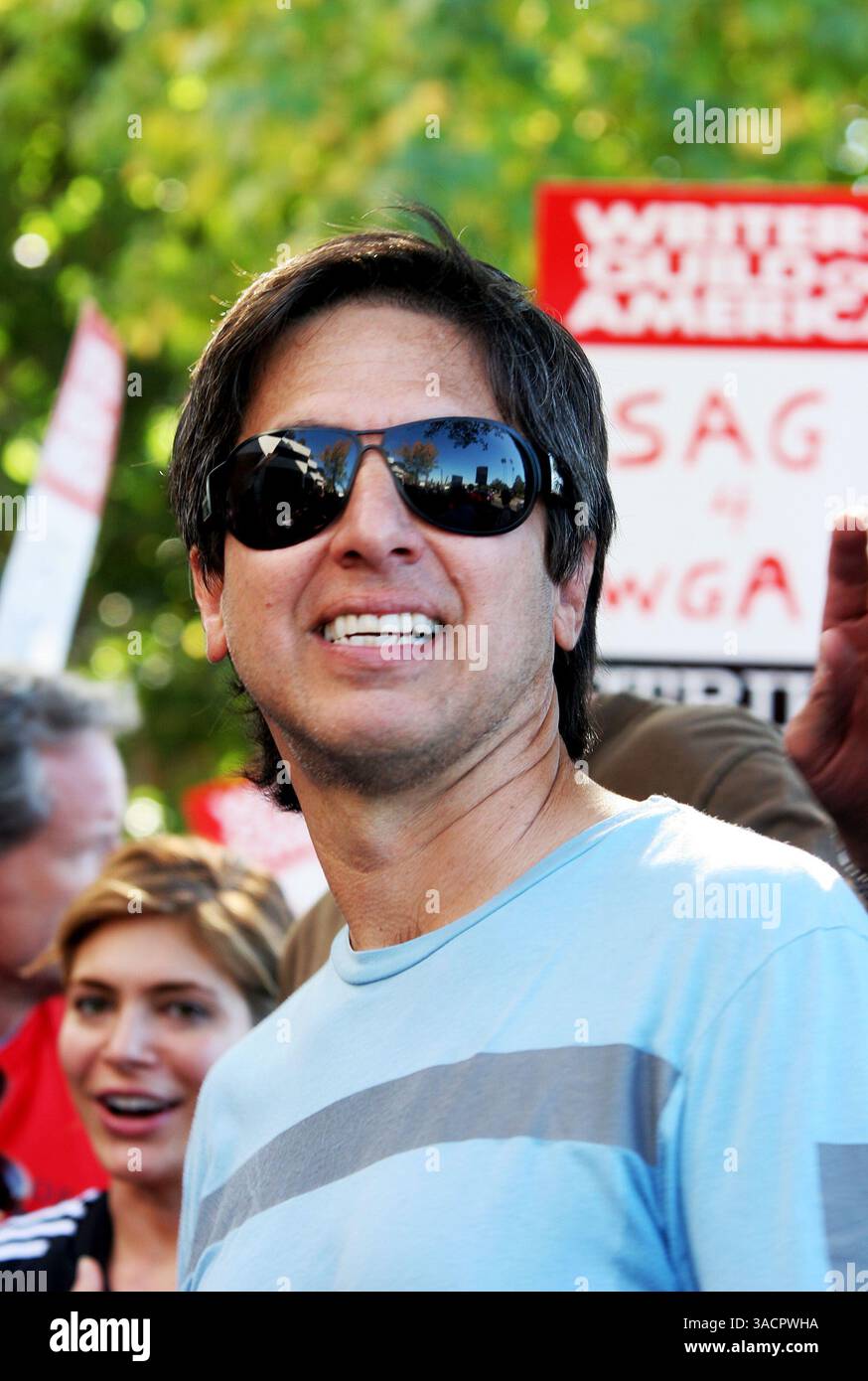 13 novembre 2007 - Universal City, California, USA - l'attore RAY ROMANO si unisce al picchetto mentre le celebrità televisive sostengono gli scrittori di WGA West al "picchettaggio con le stelle" di fronte agli Universal Studios di Universal City, California. (Immagine di credito: ? Krista Kennell/ZUMA Press) Foto Stock