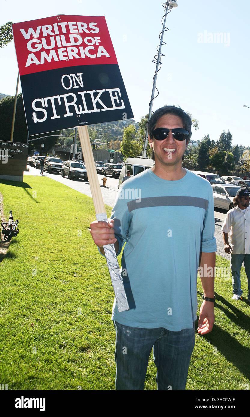 13 novembre 2007 - Universal City, CA, USA - l'attore RAY ROMANO si unisce al picchetto mentre le celebrità televisive sostengono gli scrittori di WGA West al "picchettaggio con le stelle" di fronte agli Universal Studios di Universal City, California. (Immagine di credito: © Krista Kennell/ZUMA Press) Foto Stock