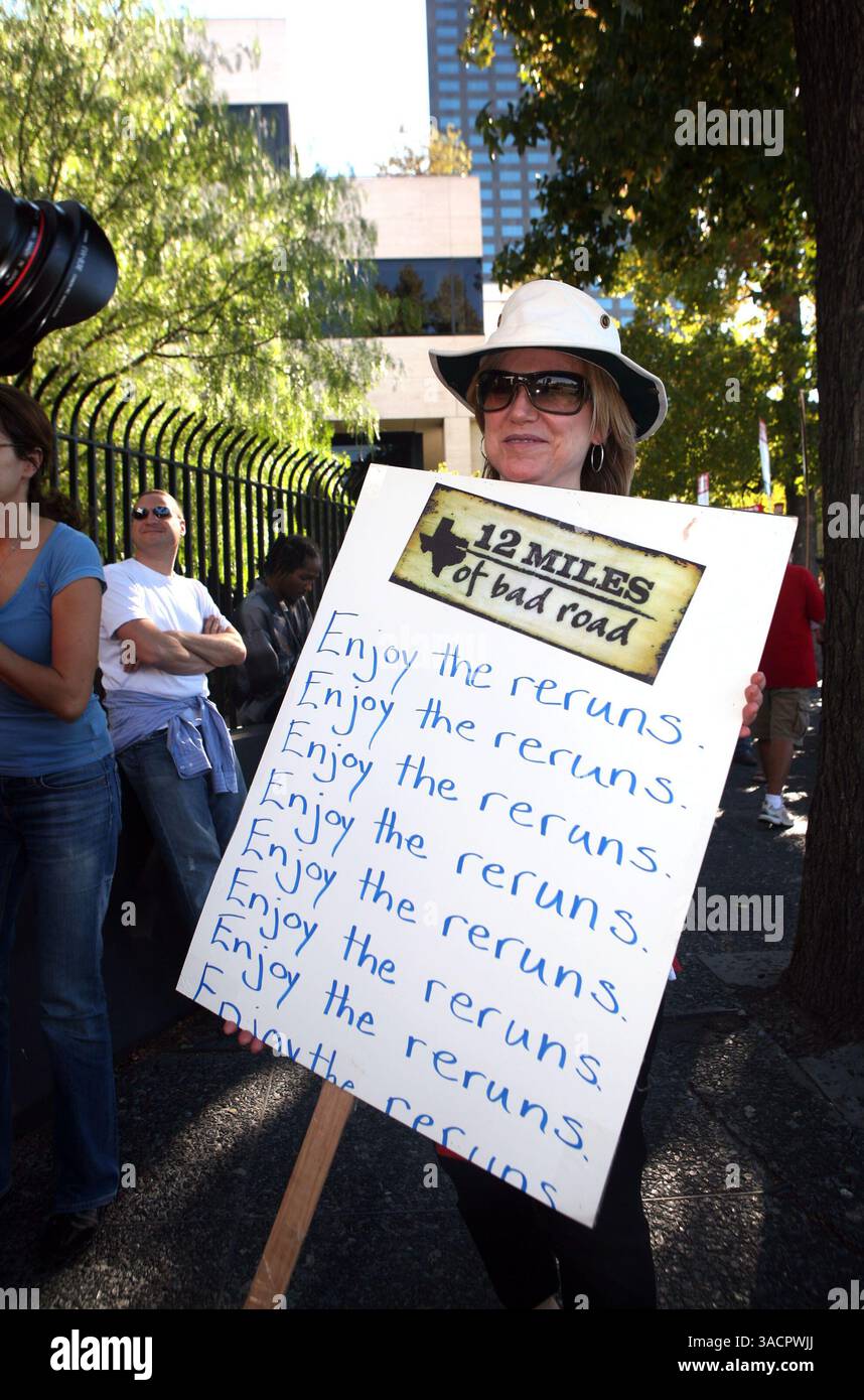 13 novembre 2007 - Universal City, CA, USA - la linea di picchetti mentre le celebrità televisive sostengono gli scrittori della WGA West al "picchettaggio con le stelle" di fronte agli Universal Studios di Universal City, California. (Immagine di credito: © Krista Kennell/ZUMA Press) Foto Stock