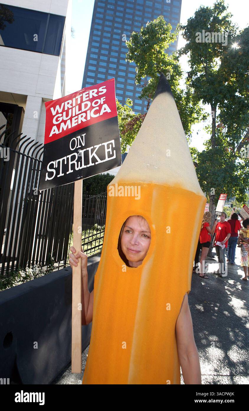 13 novembre 2007 - Universal City, CA, USA - Una matita si unisce alla linea del picchetto mentre le celebrità televisive sostengono gli scrittori di WGA West al "Picketing with the Stars" di fronte agli Universal Studios di Universal City, California. (Immagine di credito: © Krista Kennell/ZUMA Press) Foto Stock