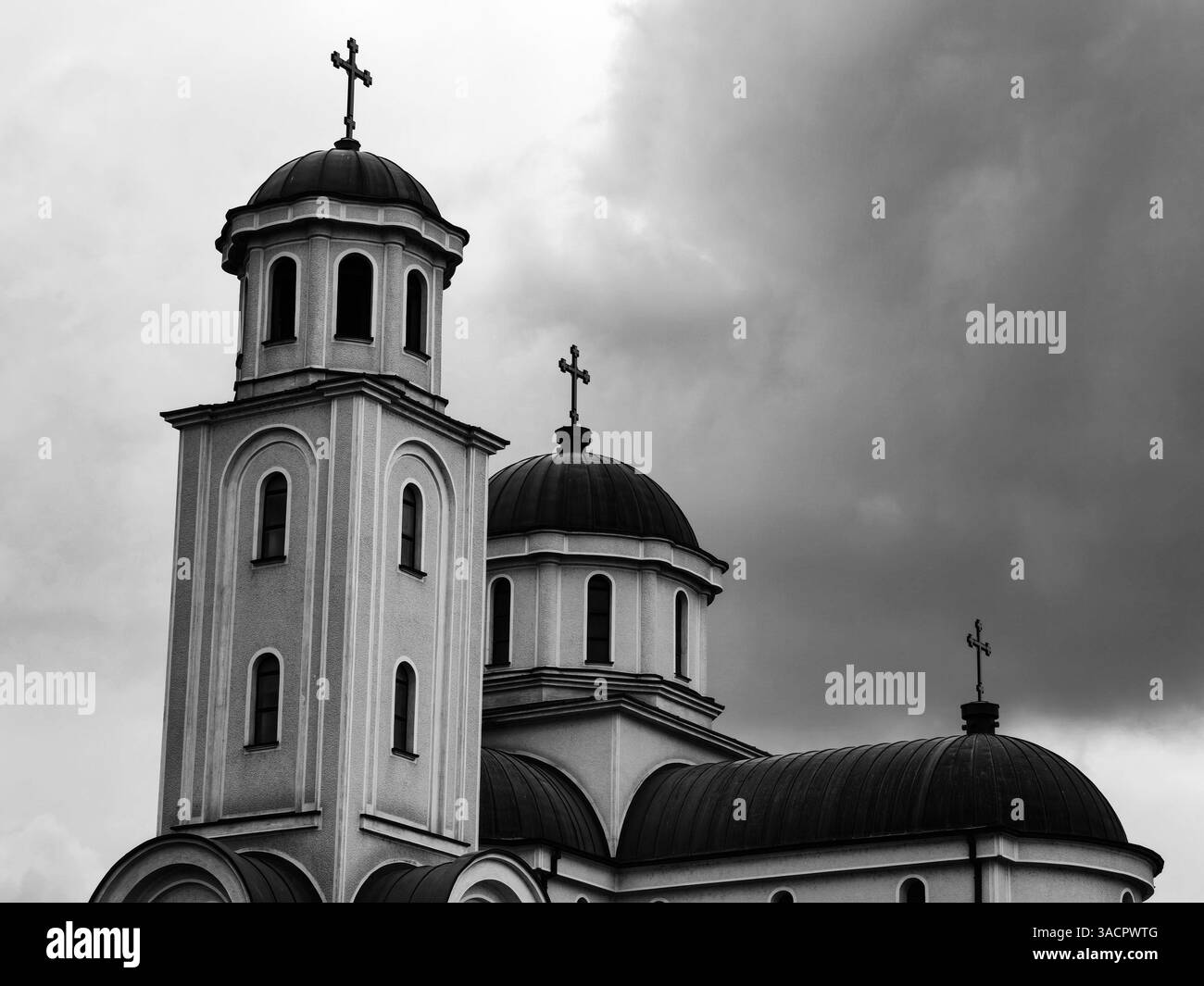 Fede attraverso la tempesta - Torre della Chiesa ortodossa macedone Foto Stock