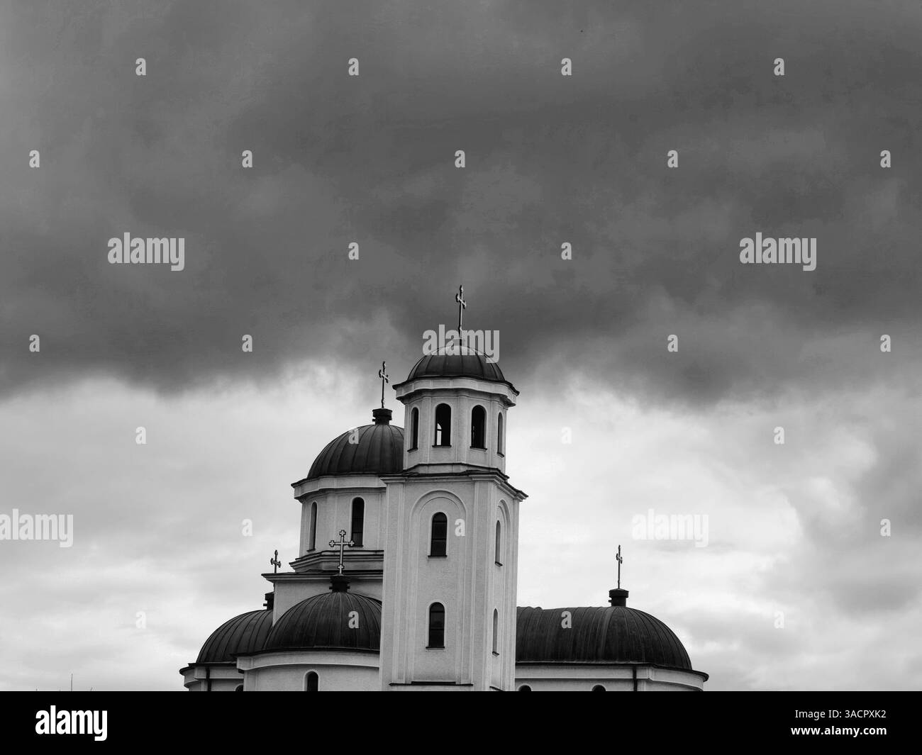 Fede attraverso la tempesta - Torre della Chiesa ortodossa macedone Foto Stock