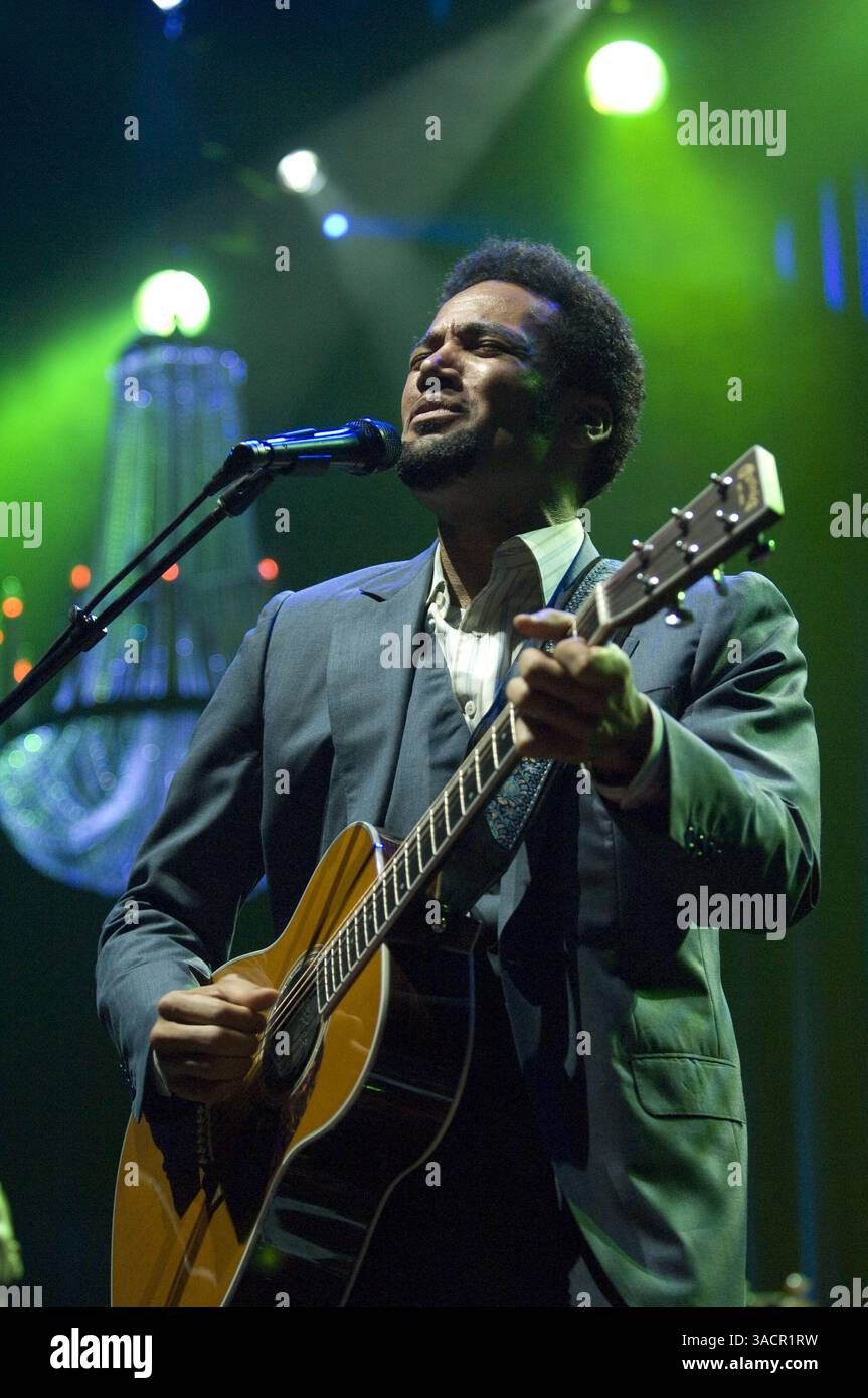 17 novembre 2007 - Oakland, California, Stati Uniti - BEN HARPER & THE INNOCENT CRIMINALS suonano uno spettacolo tutto esaurito al Paramount Theater di Oakland. (Immagine di credito: © Jerome Brunet/ZUMA Press) Foto Stock