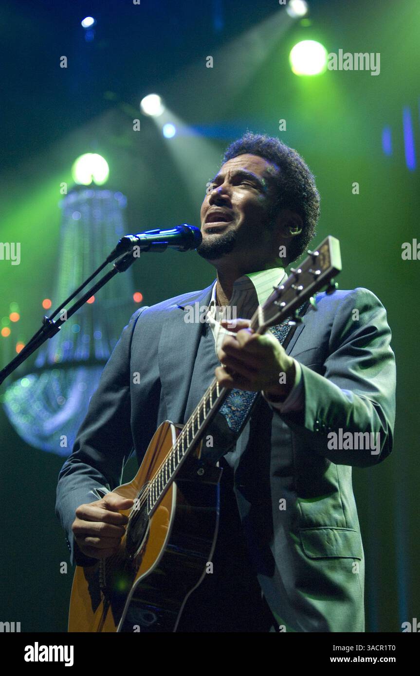 17 novembre 2007 - Oakland, California, Stati Uniti - BEN HARPER & THE INNOCENT CRIMINALS suonano uno spettacolo tutto esaurito al Paramount Theater di Oakland. (Immagine di credito: © Jerome Brunet/ZUMA Press) Foto Stock