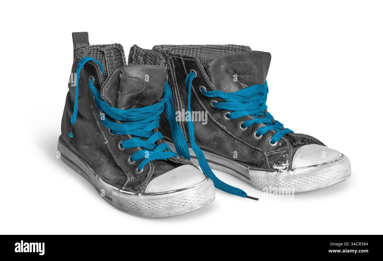Un paio di sneaker rundown con lacci blu sul retro bianco con ombra Foto Stock