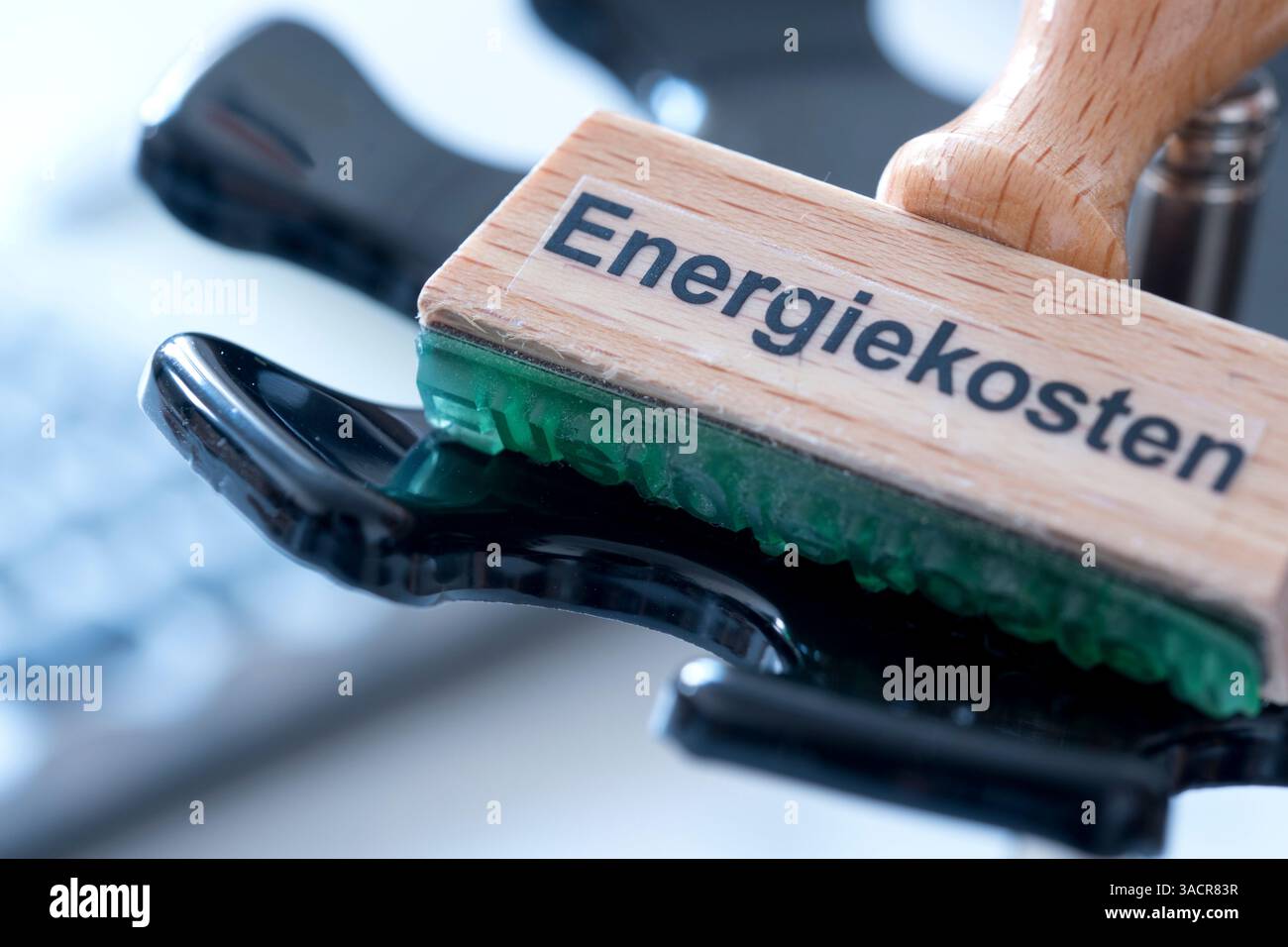Timbrare con l'iscrizione costi energetici Foto Stock