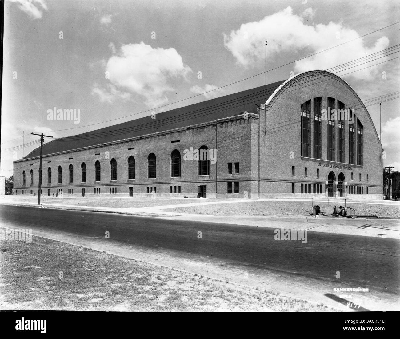 Questa immagine raffigura la University of Minnesota Field House, ora conosciuta come Williams Arena, che segna il ruolo del sito storico nella vita atletica e accademica dell'università. Foto Stock