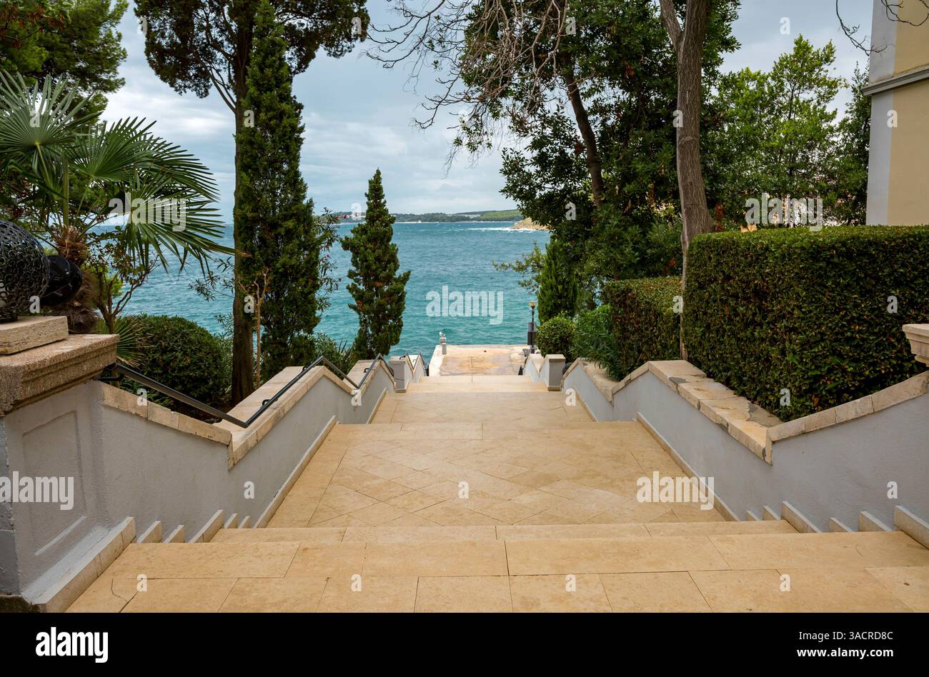 Scale per raggiungere il mare Adriatico in un resort turistico Foto Stock