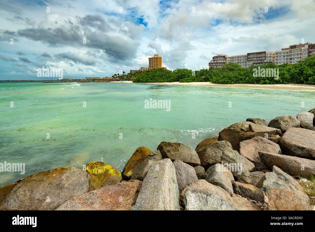 Vista panoramica degli hotel, degli appartamenti e delle spiagge cristalline di Aruba Foto Stock