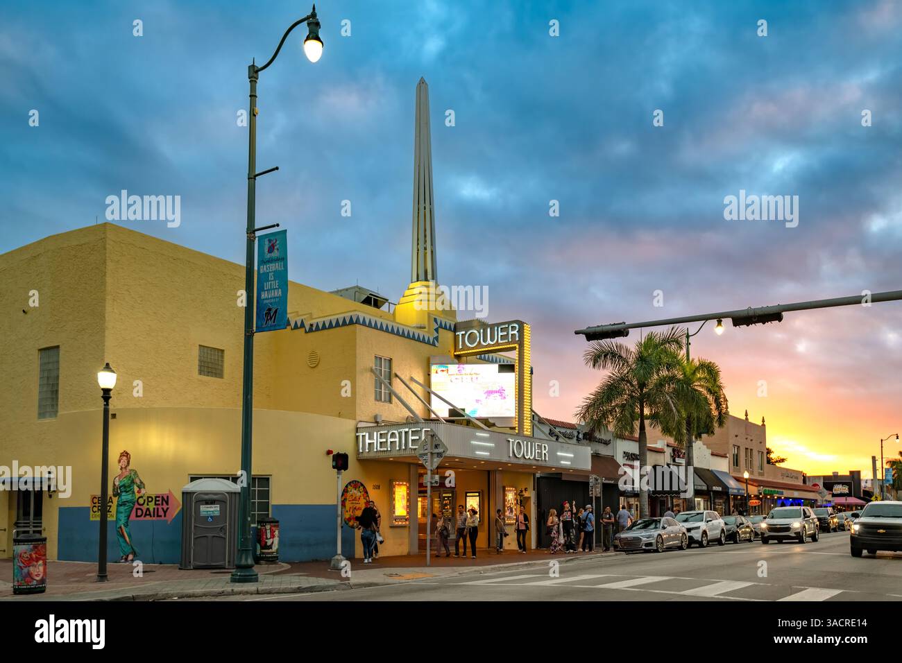 Miami, Florida, Stati Uniti - persone fuori dall'iconico Tower Theater in Calle 8 nel quartiere Little Havana di Miami. Foto Stock